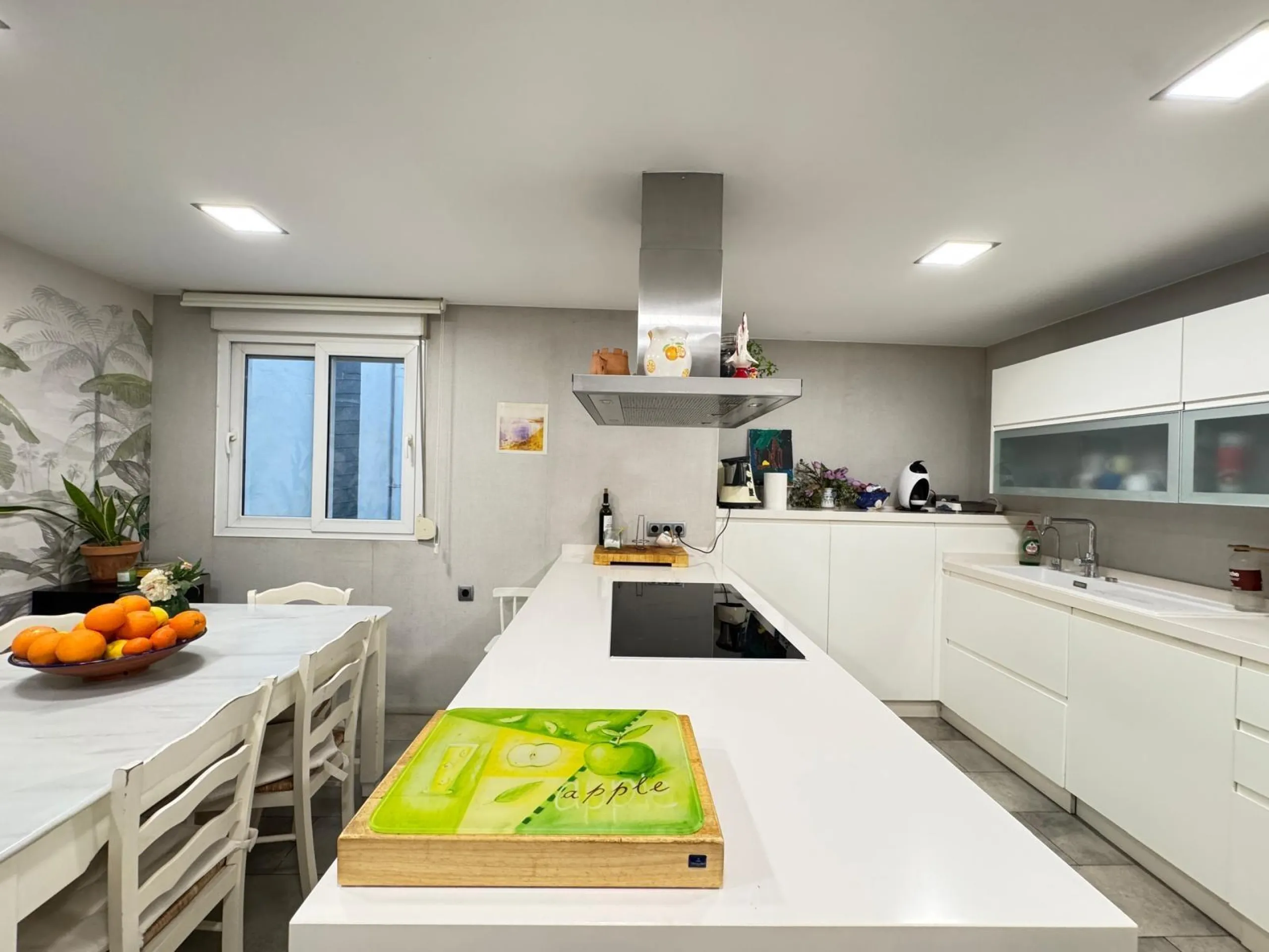 APARTMENT WITH GARAGE + STORAGE INCLUDED. WITH A SURFACE OF 256 M2. 4 BEDROOMS. 3 BATHROOMS. BEACH 350 METERS AWAY.