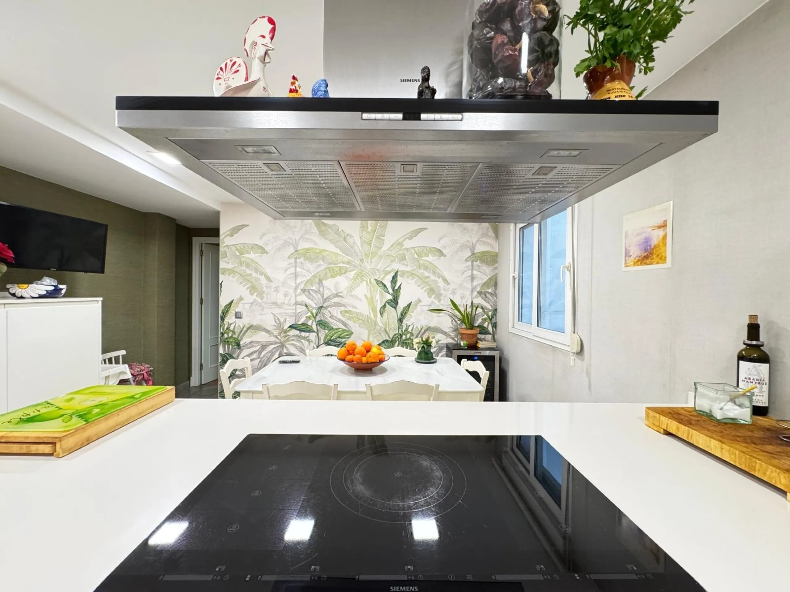 APARTMENT WITH GARAGE + STORAGE INCLUDED. WITH A SURFACE OF 256 M2. 4 BEDROOMS. 3 BATHROOMS. BEACH 350 METERS AWAY.