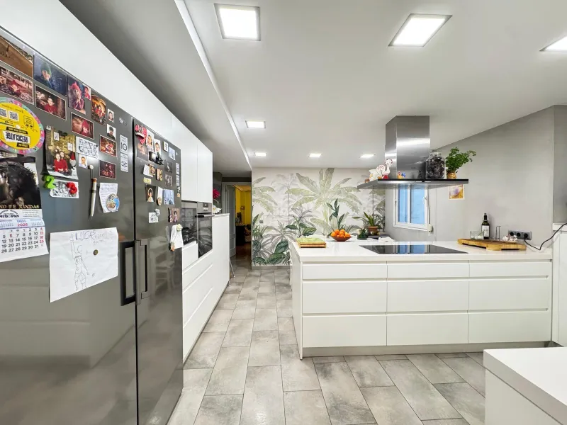 APARTMENT WITH GARAGE + STORAGE INCLUDED. WITH A SURFACE OF 256 M2. 4 BEDROOMS. 3 BATHROOMS. BEACH 350 METERS AWAY.