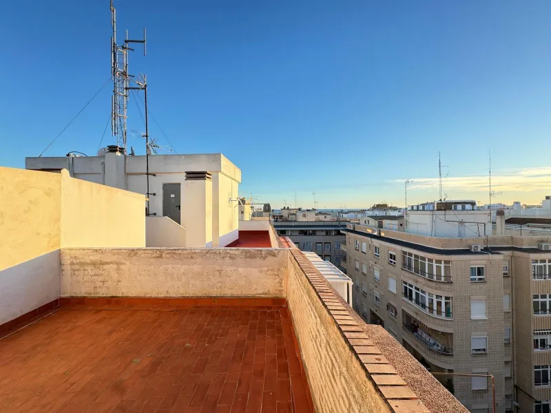 APARTMENT WITH GARAGE + STORAGE INCLUDED. WITH A SURFACE OF 256 M2. 4 BEDROOMS. 3 BATHROOMS. BEACH 350 METERS AWAY.