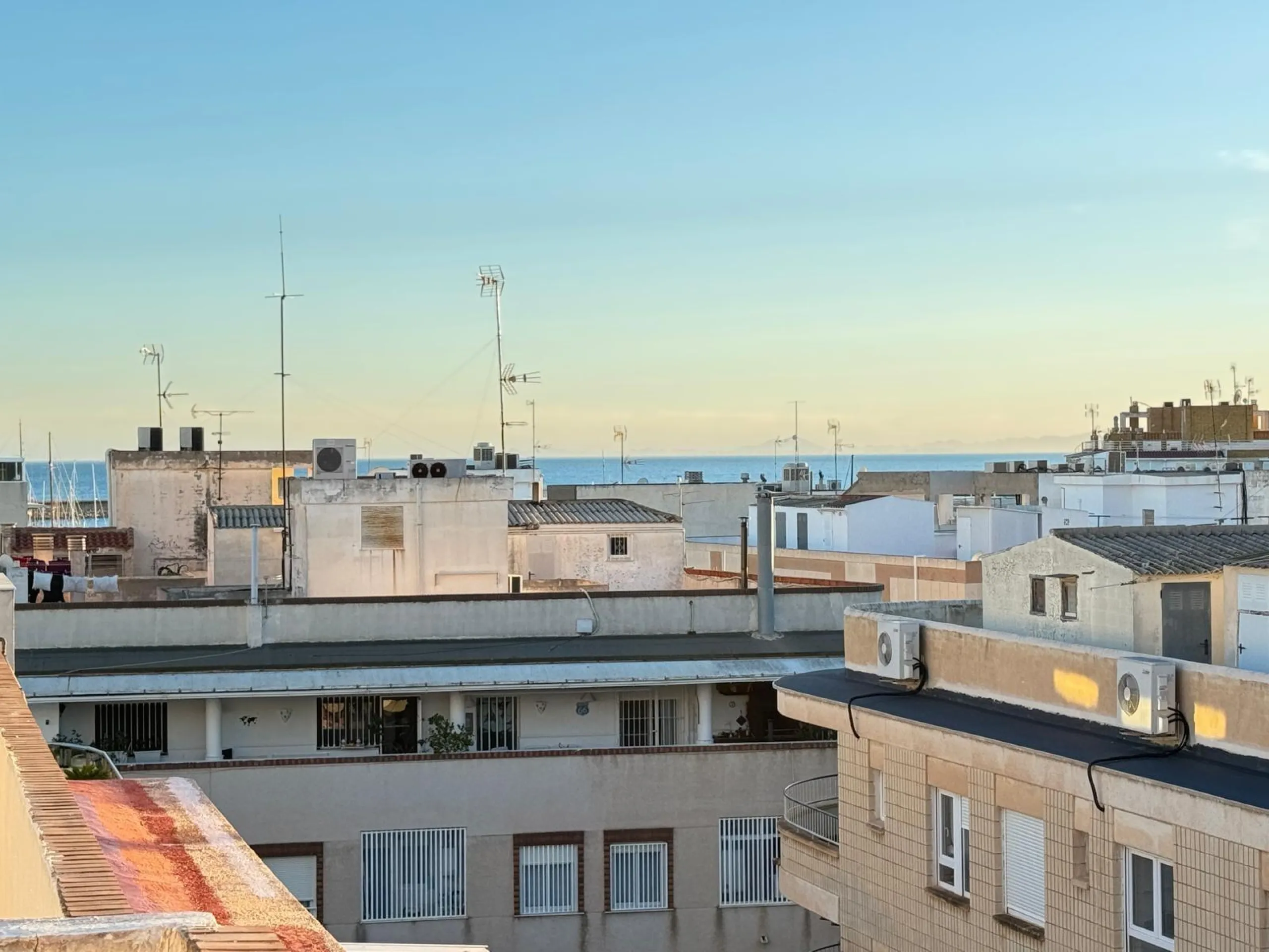 APARTMENT WITH GARAGE + STORAGE INCLUDED. WITH A SURFACE OF 256 M2. 4 BEDROOMS. 3 BATHROOMS. BEACH 350 METERS AWAY.