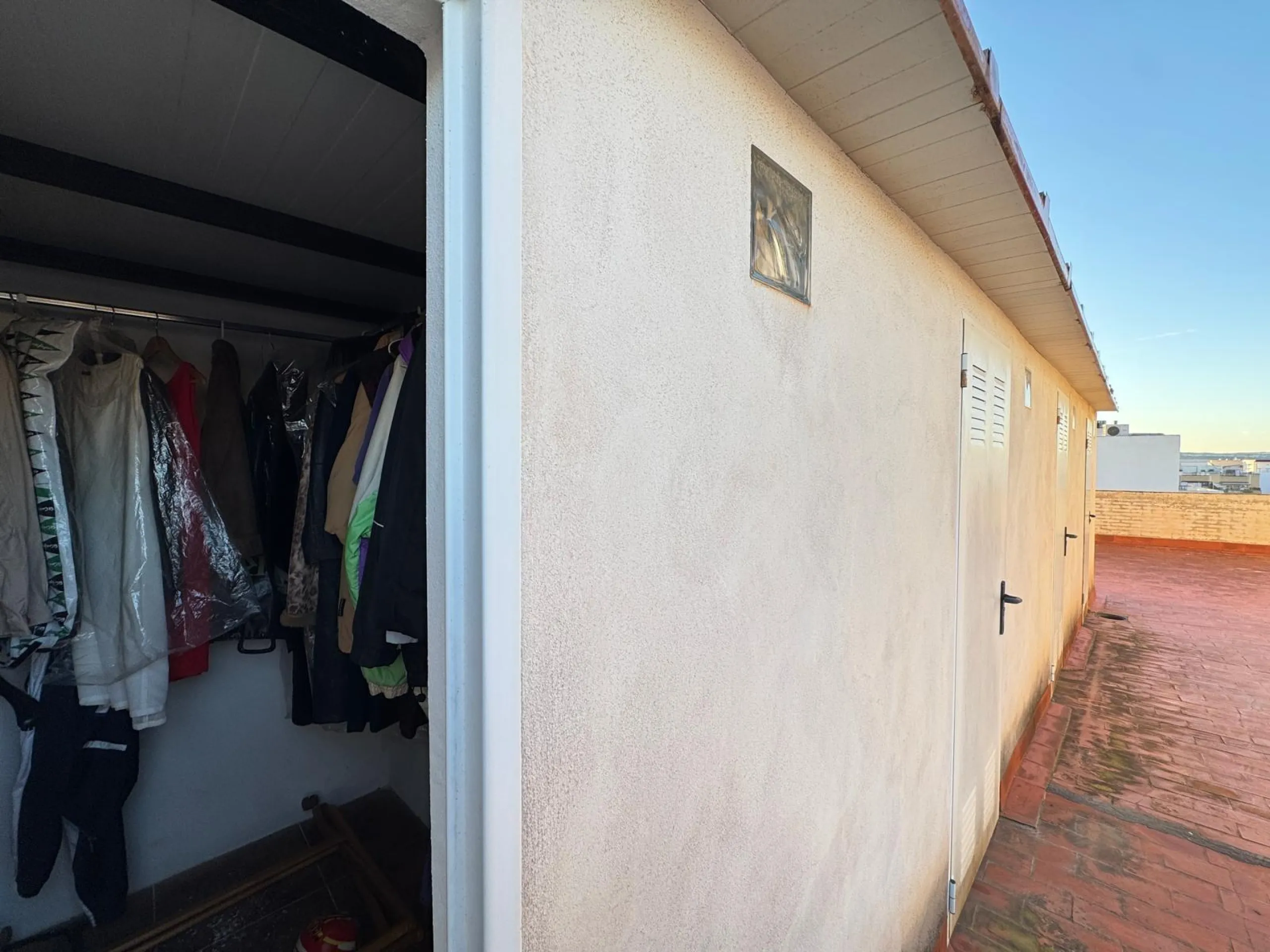 APARTMENT WITH GARAGE + STORAGE INCLUDED. WITH A SURFACE OF 256 M2. 4 BEDROOMS. 3 BATHROOMS. BEACH 350 METERS AWAY.