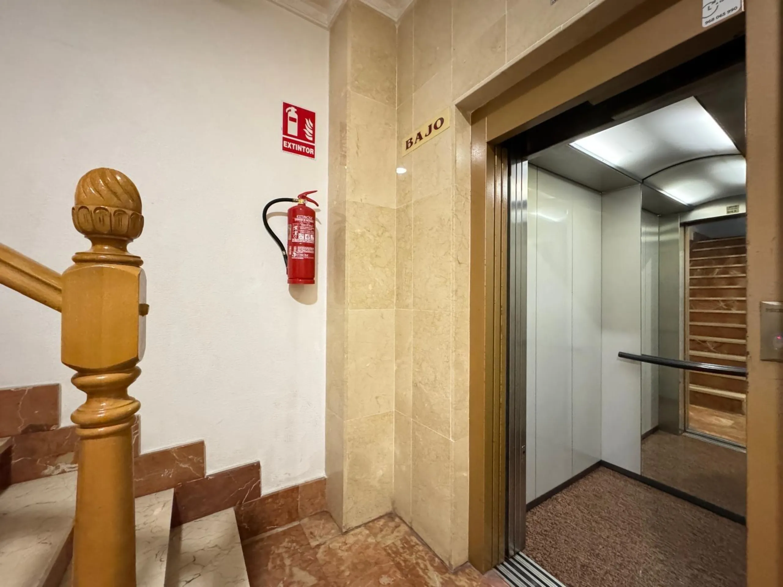 APARTMENT WITH GARAGE + STORAGE INCLUDED. WITH A SURFACE OF 256 M2. 4 BEDROOMS. 3 BATHROOMS. BEACH 350 METERS AWAY.