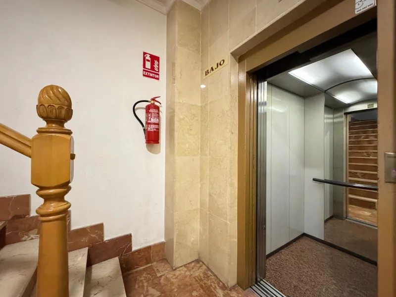 APARTMENT WITH GARAGE + STORAGE INCLUDED. WITH A SURFACE OF 256 M2. 4 BEDROOMS. 3 BATHROOMS. BEACH 350 METERS AWAY.