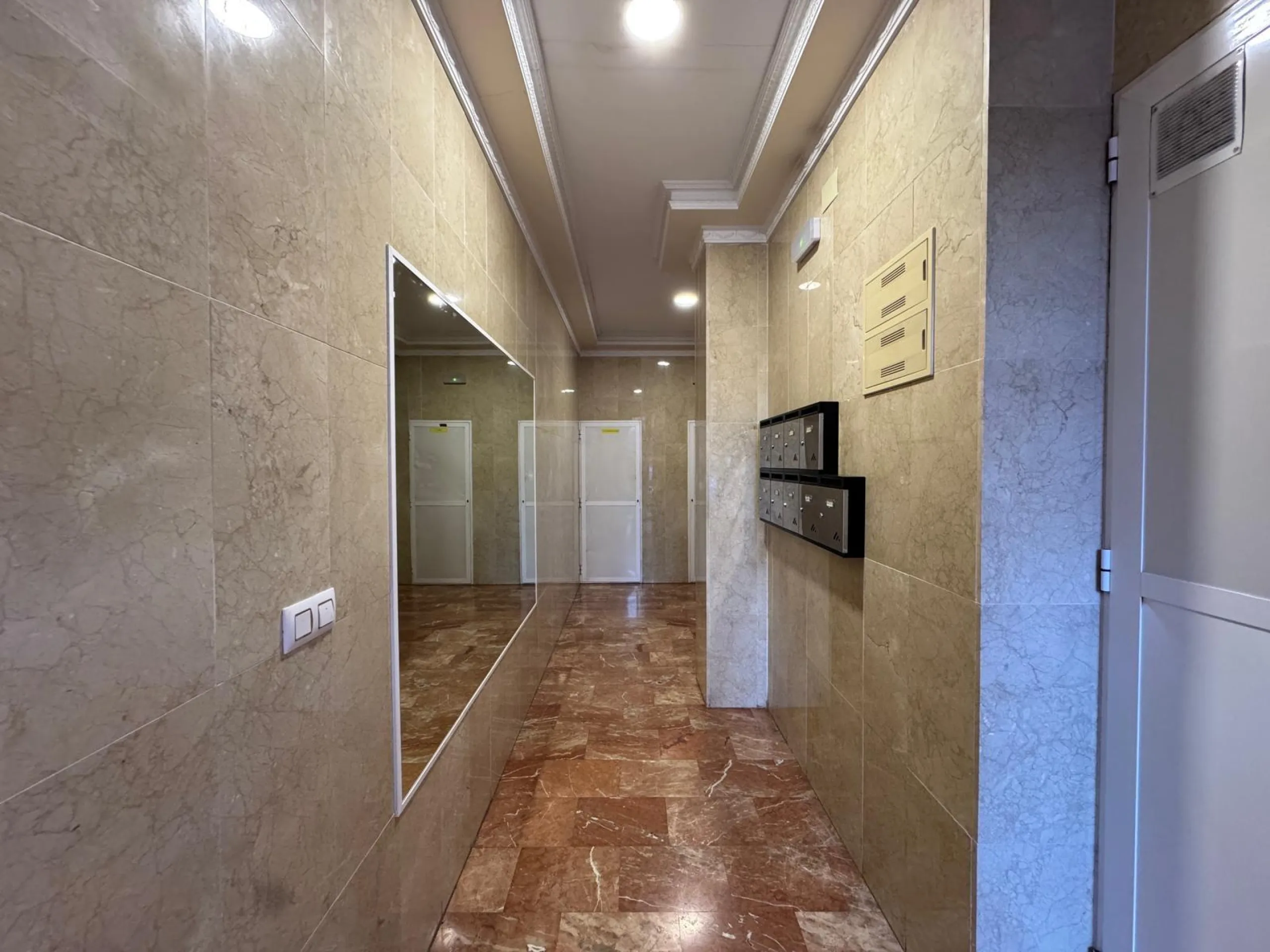 APARTMENT WITH GARAGE + STORAGE INCLUDED. WITH A SURFACE OF 256 M2. 4 BEDROOMS. 3 BATHROOMS. BEACH 350 METERS AWAY.