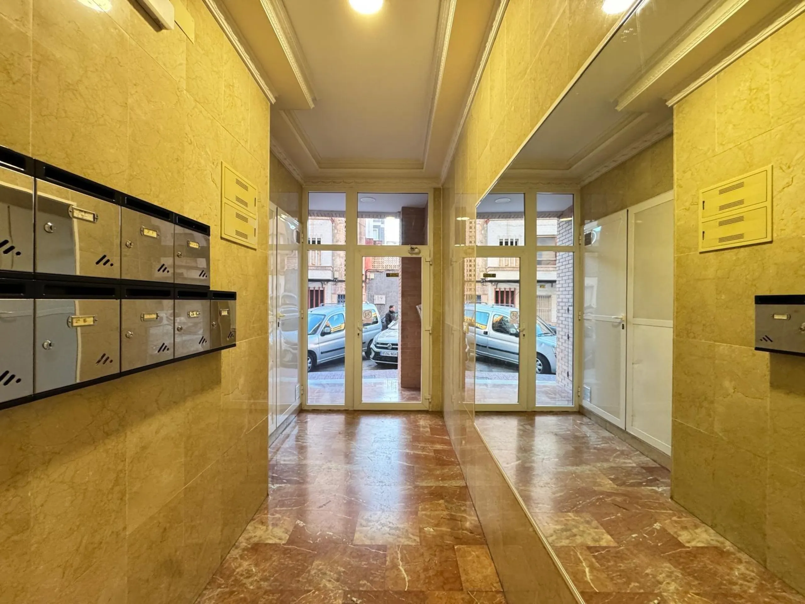 APARTMENT WITH GARAGE + STORAGE INCLUDED. WITH A SURFACE OF 256 M2. 4 BEDROOMS. 3 BATHROOMS. BEACH 350 METERS AWAY.