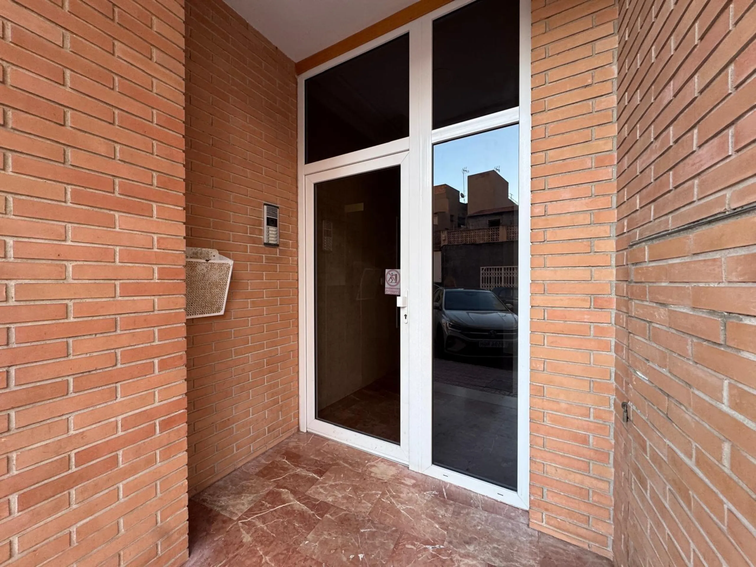 APARTMENT WITH GARAGE + STORAGE INCLUDED. WITH A SURFACE OF 256 M2. 4 BEDROOMS. 3 BATHROOMS. BEACH 350 METERS AWAY.