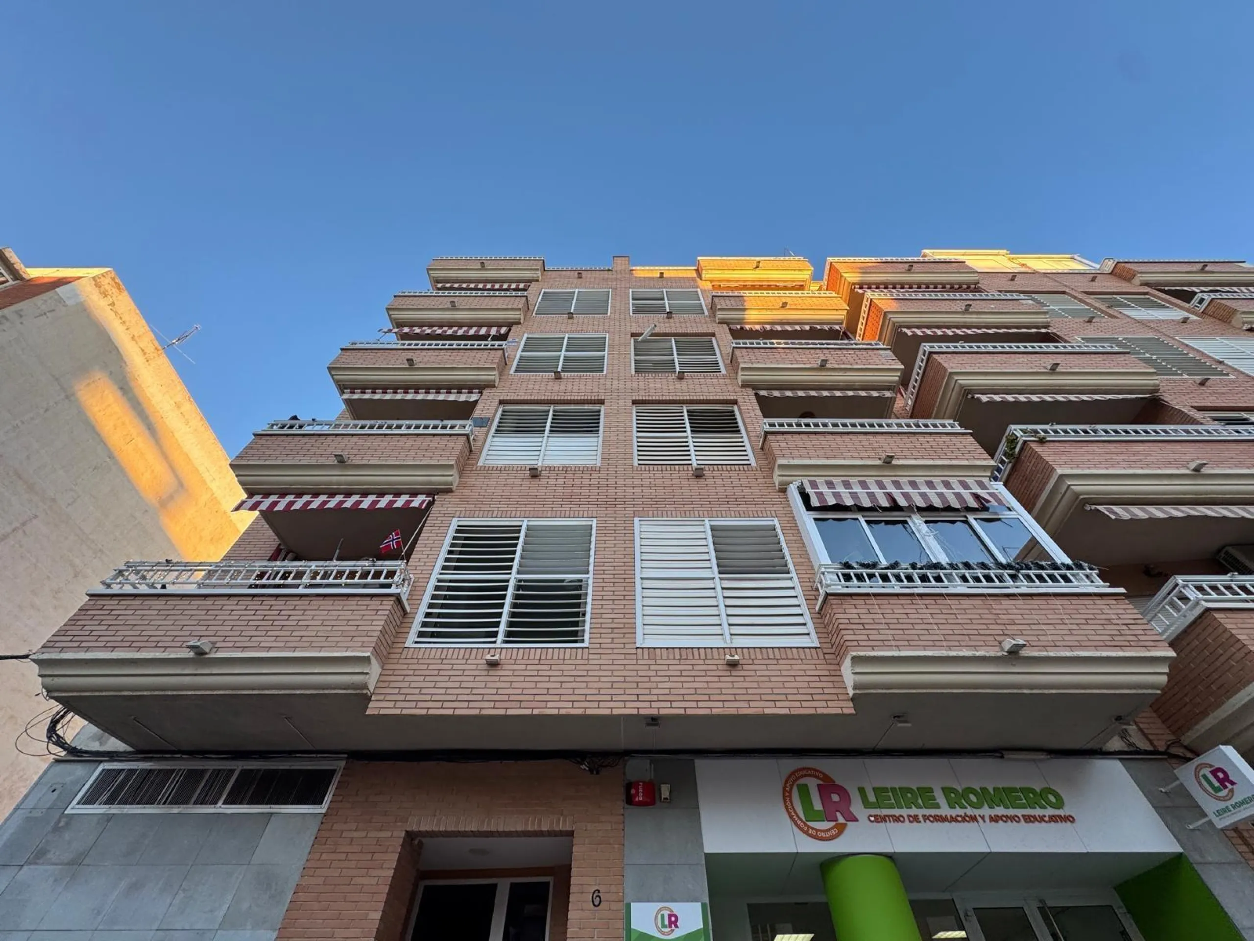 APARTMENT WITH GARAGE + STORAGE INCLUDED. WITH A SURFACE OF 256 M2. 4 BEDROOMS. 3 BATHROOMS. BEACH 350 METERS AWAY.
