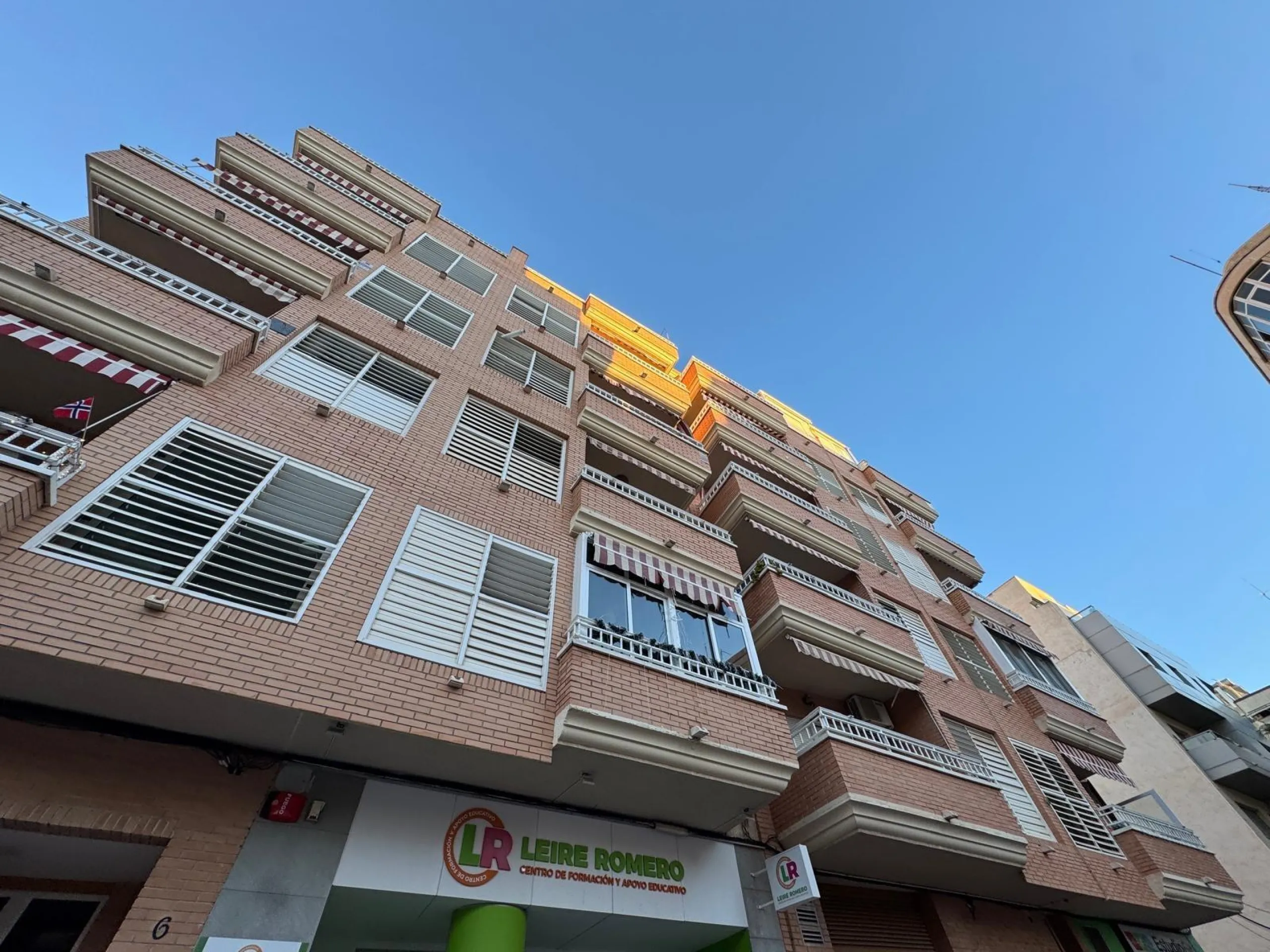 APARTMENT WITH GARAGE + STORAGE INCLUDED. WITH A SURFACE OF 256 M2. 4 BEDROOMS. 3 BATHROOMS. BEACH 350 METERS AWAY.