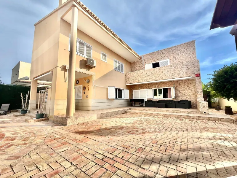 VILLA DE LUJO CON 780 M2 DE PARCELA Y A 100 METROS DE PLAYA LA MATA. 4 DORM. 4 BAÑOS. 291 M2 DE CASA.