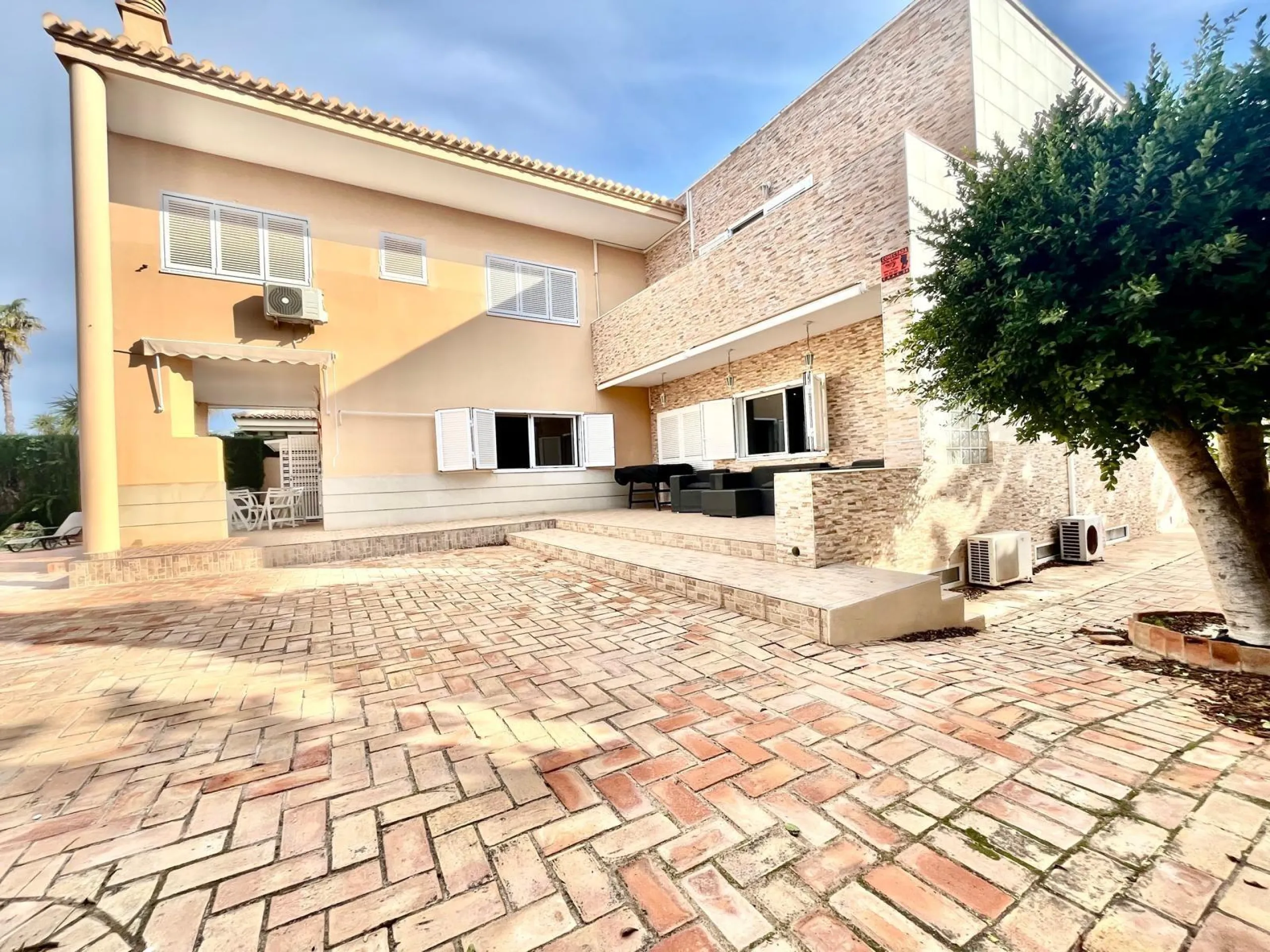 VILLA DE LUJO CON 780 M2 DE PARCELA Y A 100 METROS DE PLAYA LA MATA. 4 DORM. 4 BAÑOS. 291 M2 DE CASA.