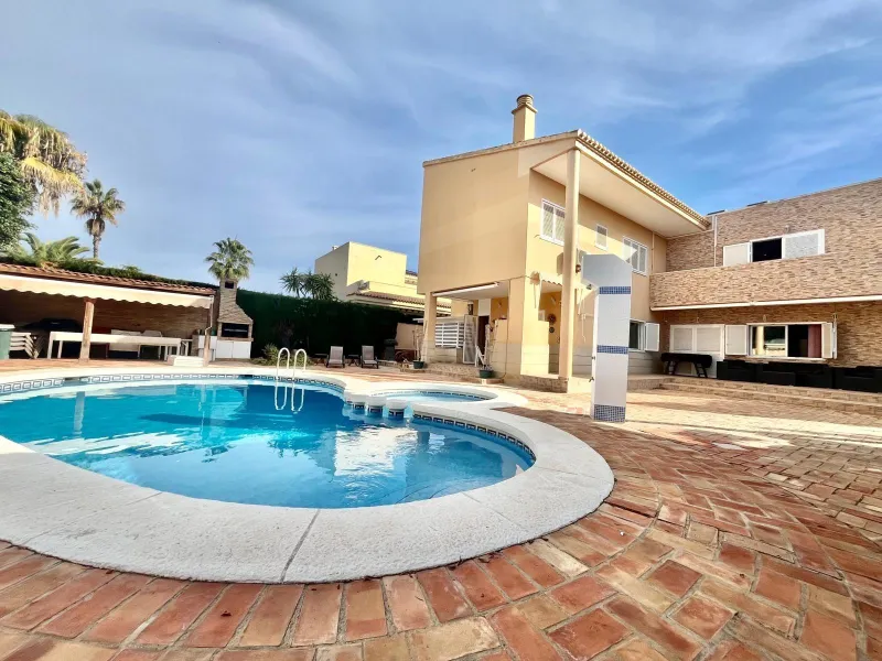 VILLA DE LUJO CON 780 M2 DE PARCELA Y A 100 METROS DE PLAYA LA MATA. 4 DORM. 4 BAÑOS. 291 M2 DE CASA.
