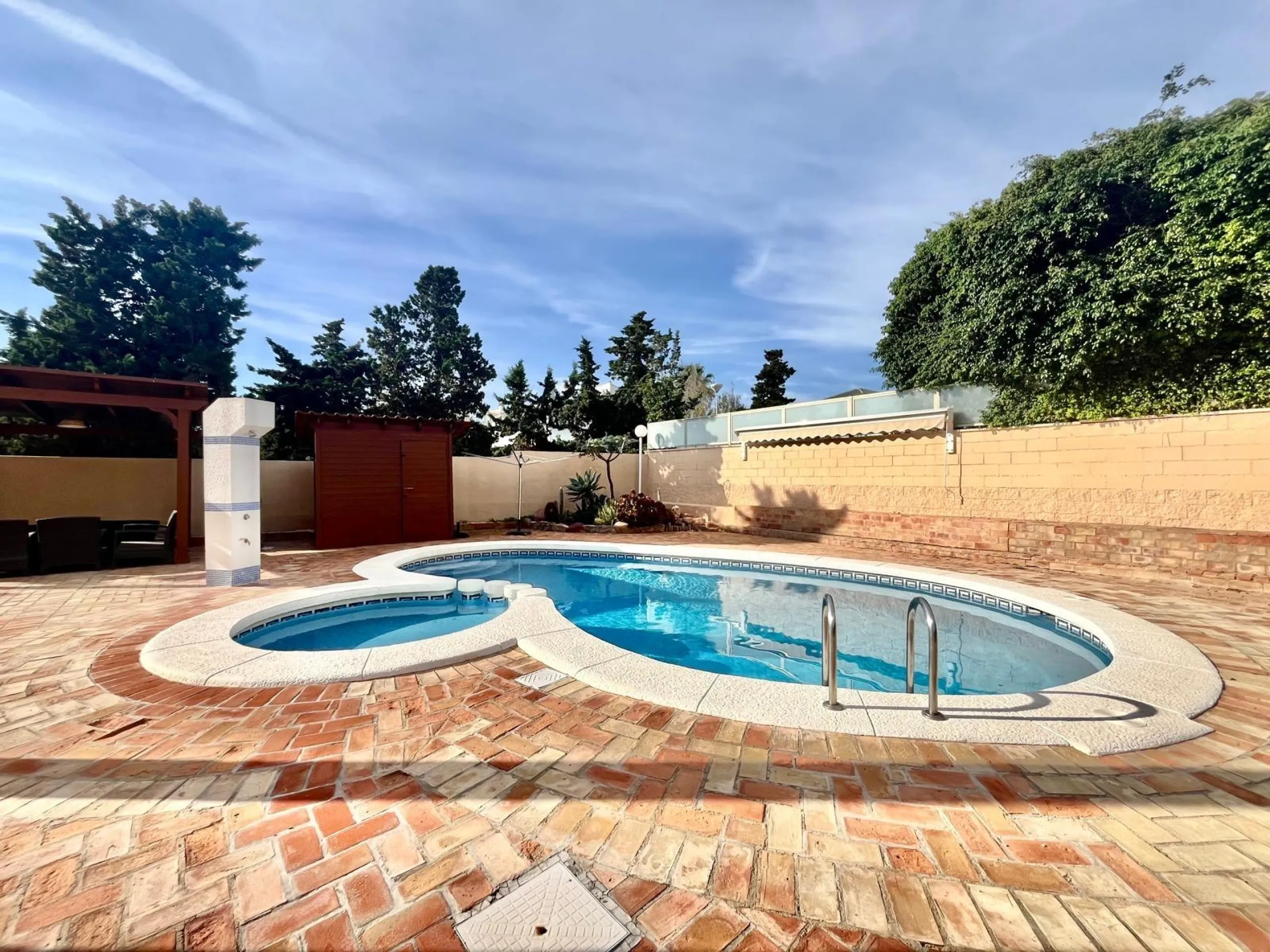 VILLA DE LUJO CON 780 M2 DE PARCELA Y A 100 METROS DE PLAYA LA MATA. 4 DORM. 4 BAÑOS. 291 M2 DE CASA.