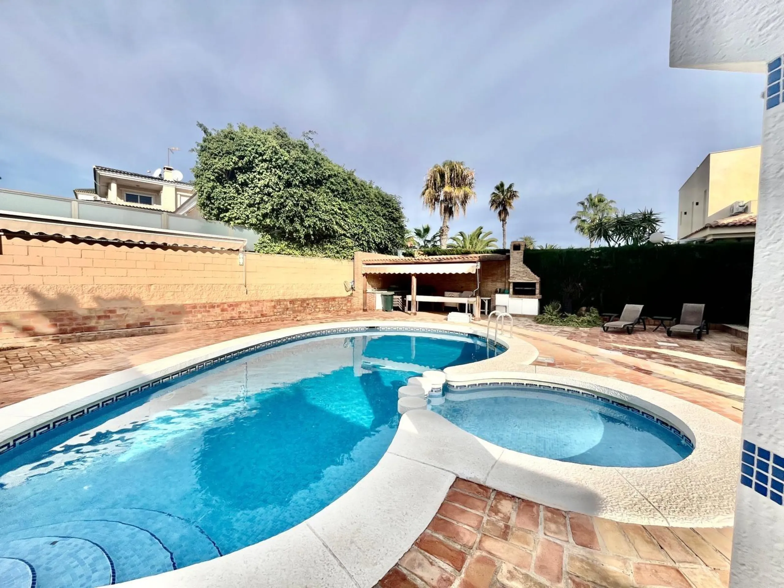 VILLA DE LUJO CON 780 M2 DE PARCELA Y A 100 METROS DE PLAYA LA MATA. 4 DORM. 4 BAÑOS. 291 M2 DE CASA.