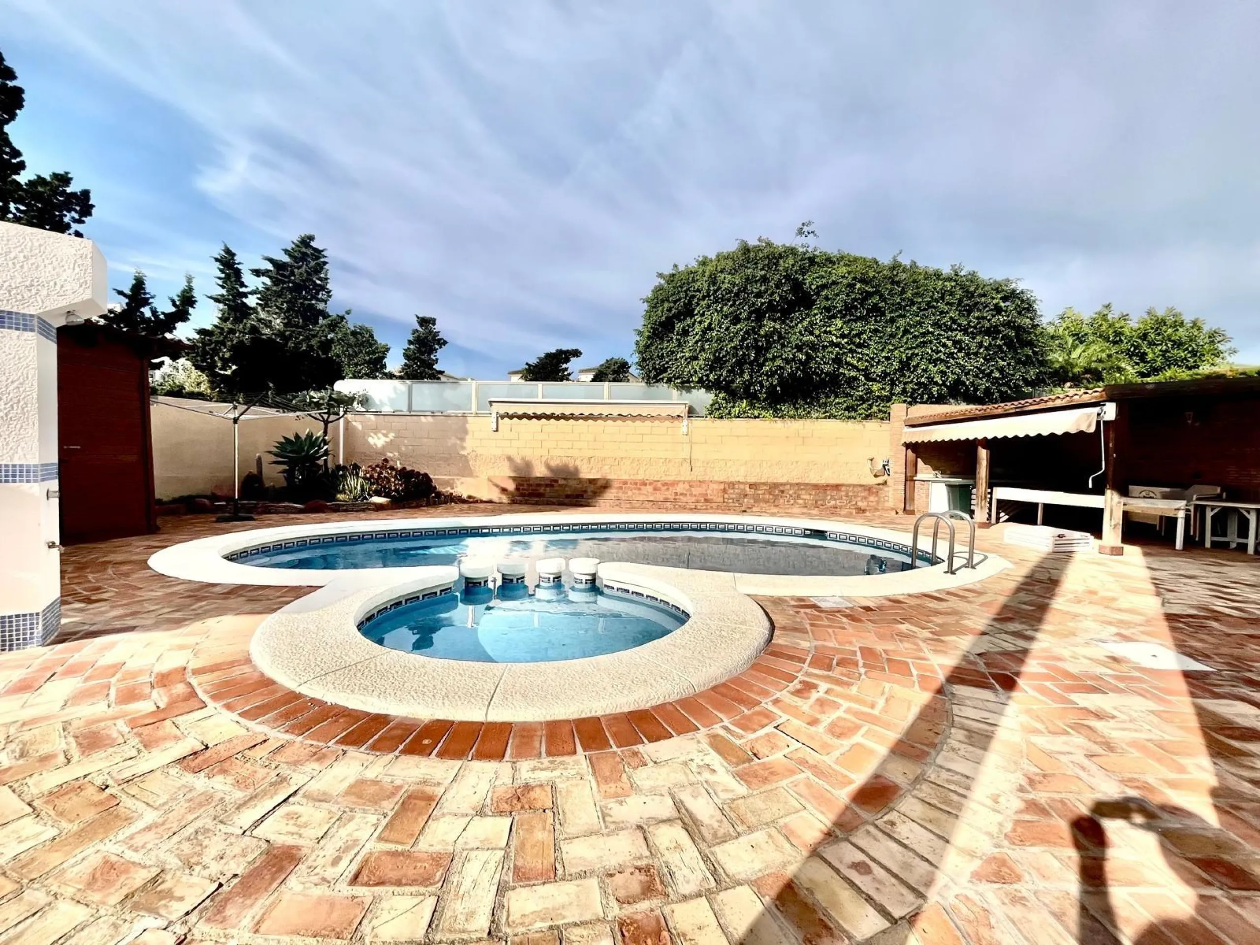 VILLA DE LUJO CON 780 M2 DE PARCELA Y A 100 METROS DE PLAYA LA MATA. 4 DORM. 4 BAÑOS. 291 M2 DE CASA.