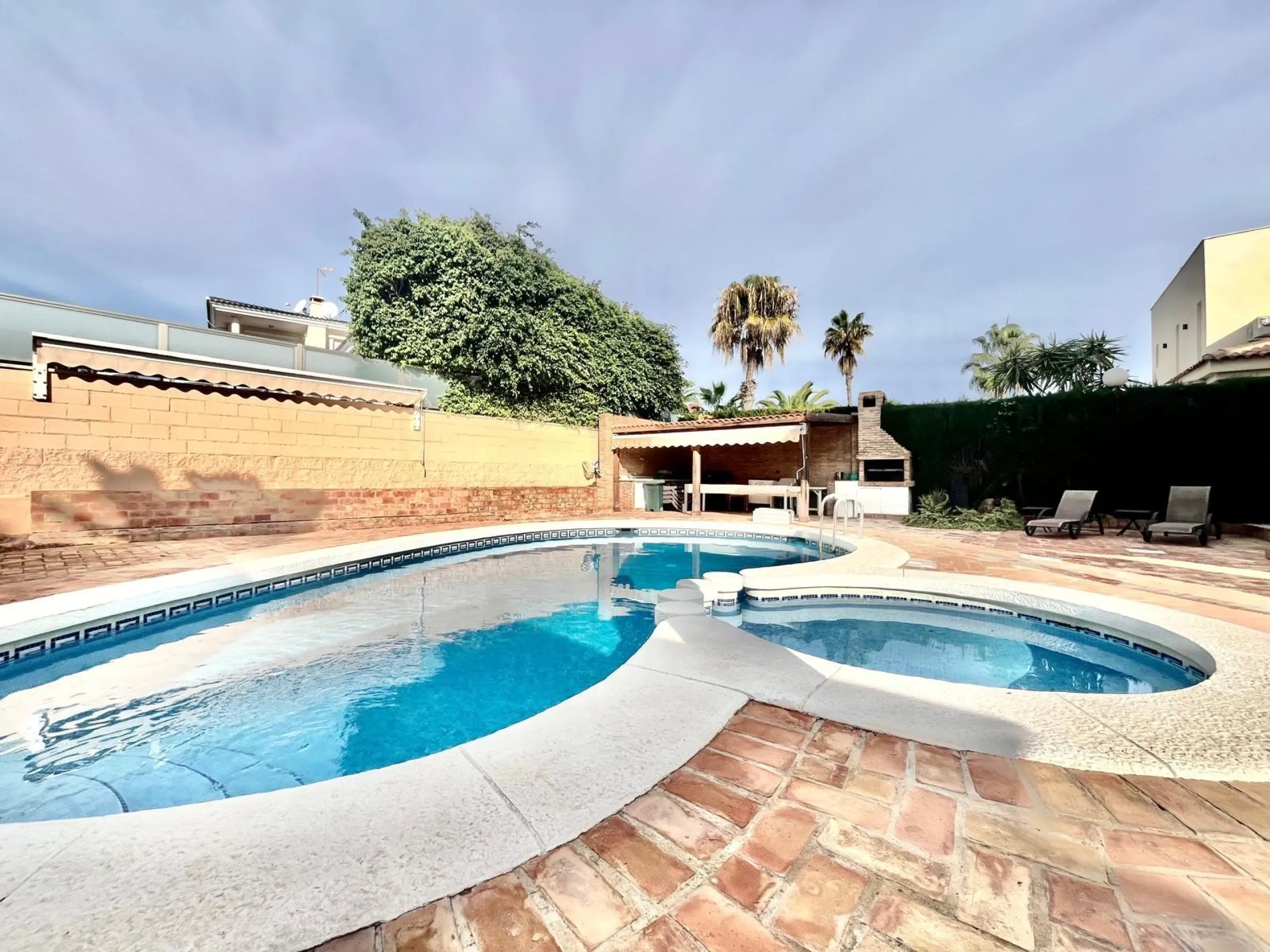 VILLA DE LUJO CON 780 M2 DE PARCELA Y A 100 METROS DE PLAYA LA MATA. 4 DORM. 4 BAÑOS. 291 M2 DE CASA.