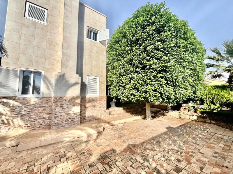 VILLA DE LUJO CON 780 M2 DE PARCELA Y A 100 METROS DE PLAYA LA MATA. 4 DORM. 4 BAÑOS. 291 M2 DE CASA.
