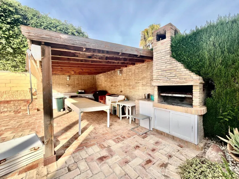 VILLA DE LUJO CON 780 M2 DE PARCELA Y A 100 METROS DE PLAYA LA MATA. 4 DORM. 4 BAÑOS. 291 M2 DE CASA.