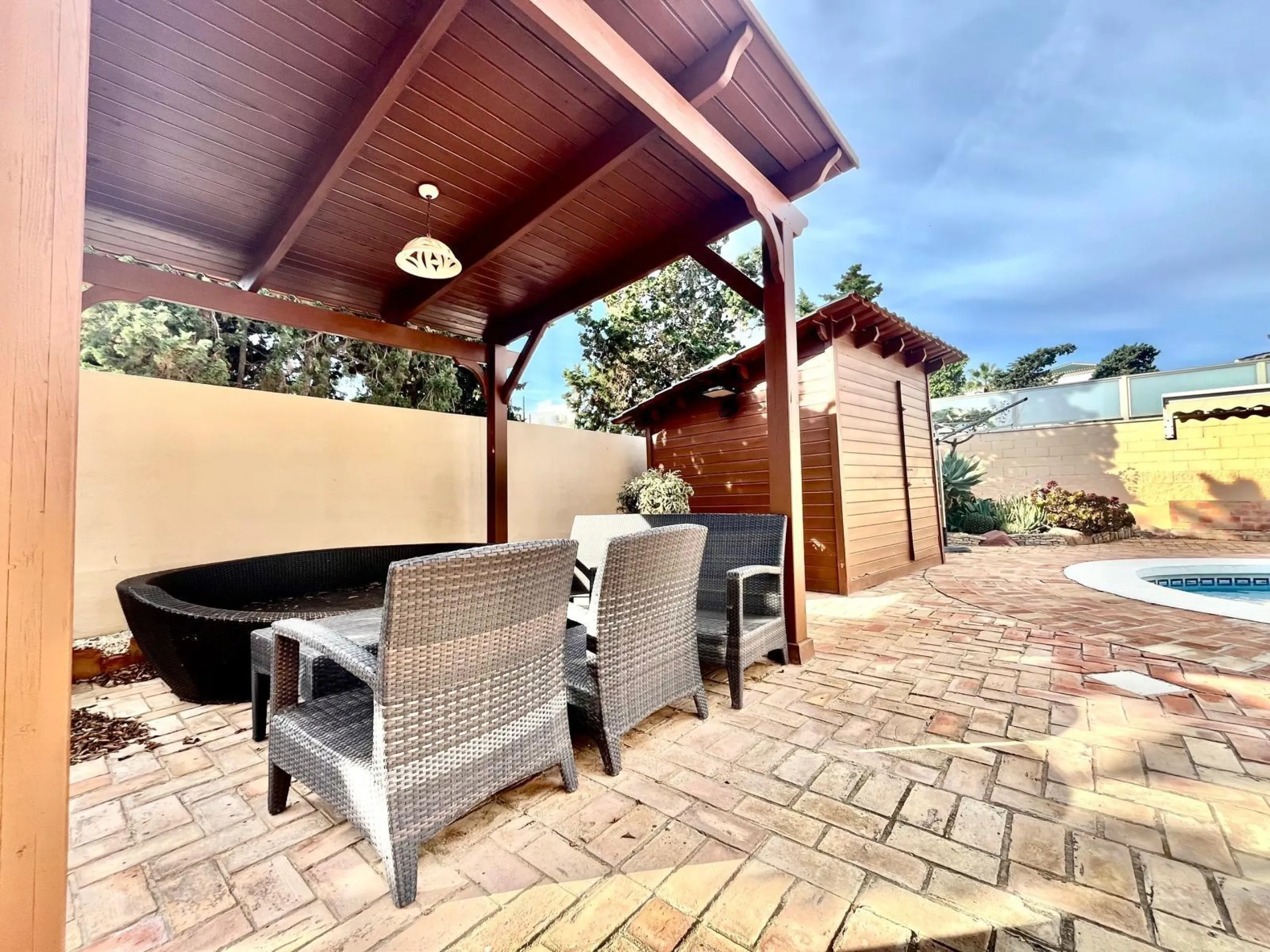 VILLA DE LUJO CON 780 M2 DE PARCELA Y A 100 METROS DE PLAYA LA MATA. 4 DORM. 4 BAÑOS. 291 M2 DE CASA.