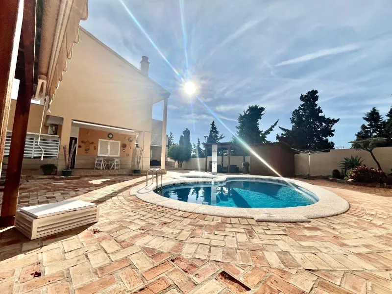 VILLA DE LUJO CON 780 M2 DE PARCELA Y A 100 METROS DE PLAYA LA MATA. 4 DORM. 4 BAÑOS. 291 M2 DE CASA.