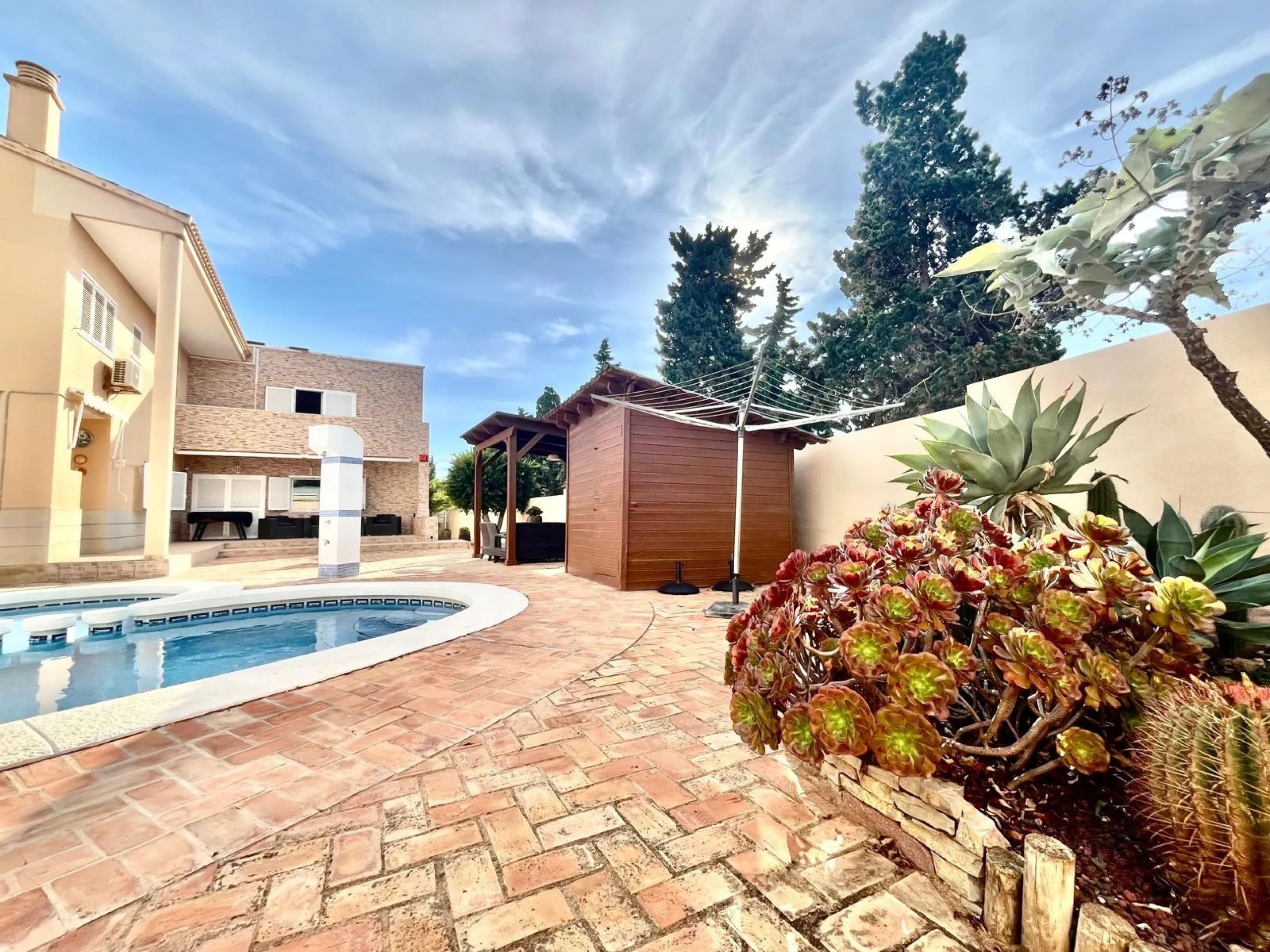 VILLA DE LUJO CON 780 M2 DE PARCELA Y A 100 METROS DE PLAYA LA MATA. 4 DORM. 4 BAÑOS. 291 M2 DE CASA.