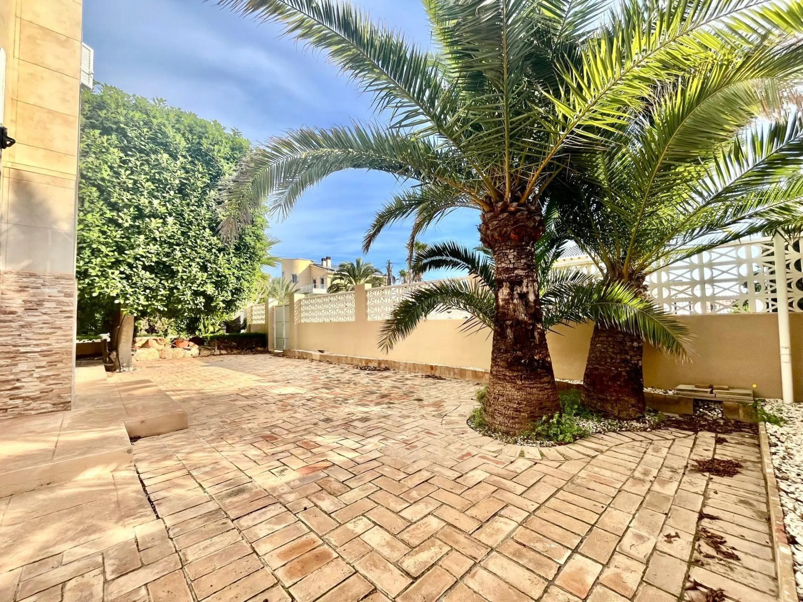 VILLA DE LUJO CON 780 M2 DE PARCELA Y A 100 METROS DE PLAYA LA MATA. 4 DORM. 4 BAÑOS. 291 M2 DE CASA.