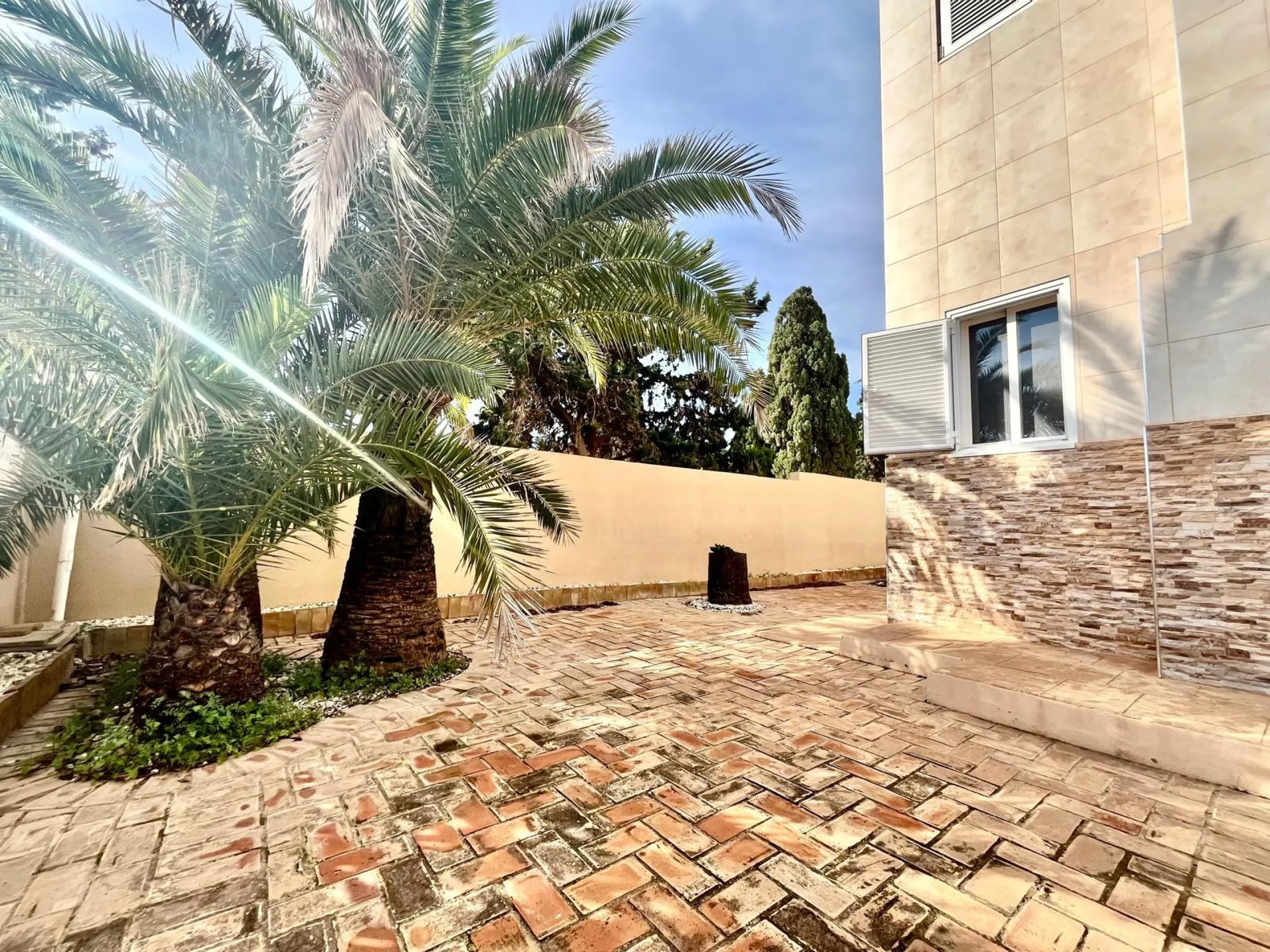 VILLA DE LUJO CON 780 M2 DE PARCELA Y A 100 METROS DE PLAYA LA MATA. 4 DORM. 4 BAÑOS. 291 M2 DE CASA.