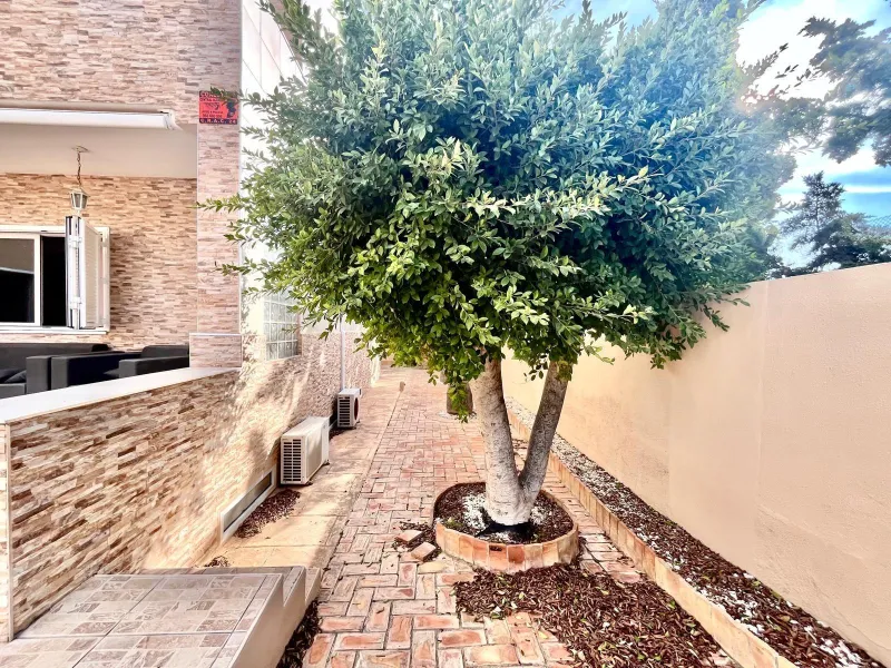 VILLA DE LUJO CON 780 M2 DE PARCELA Y A 100 METROS DE PLAYA LA MATA. 4 DORM. 4 BAÑOS. 291 M2 DE CASA.