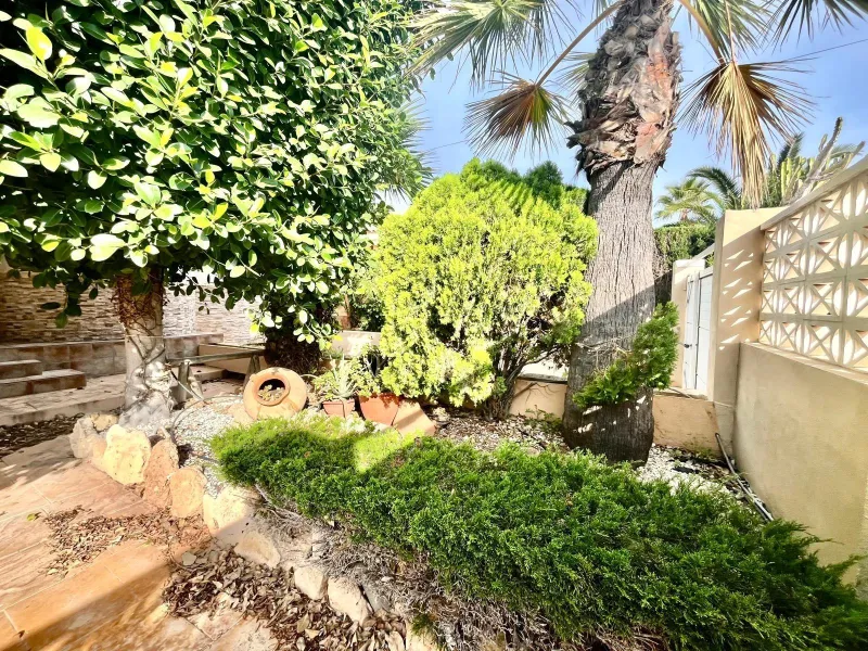 VILLA DE LUJO CON 780 M2 DE PARCELA Y A 100 METROS DE PLAYA LA MATA. 4 DORM. 4 BAÑOS. 291 M2 DE CASA.
