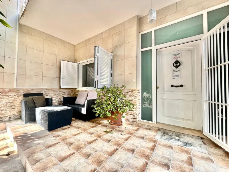 VILLA DE LUJO CON 780 M2 DE PARCELA Y A 100 METROS DE PLAYA LA MATA. 4 DORM. 4 BAÑOS. 291 M2 DE CASA.
