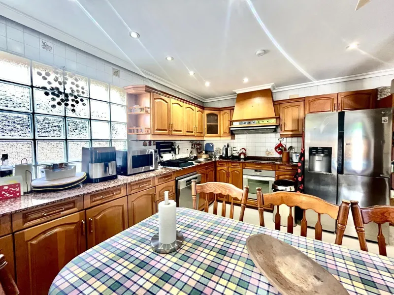 VILLA DE LUJO CON 780 M2 DE PARCELA Y A 100 METROS DE PLAYA LA MATA. 4 DORM. 4 BAÑOS. 291 M2 DE CASA.