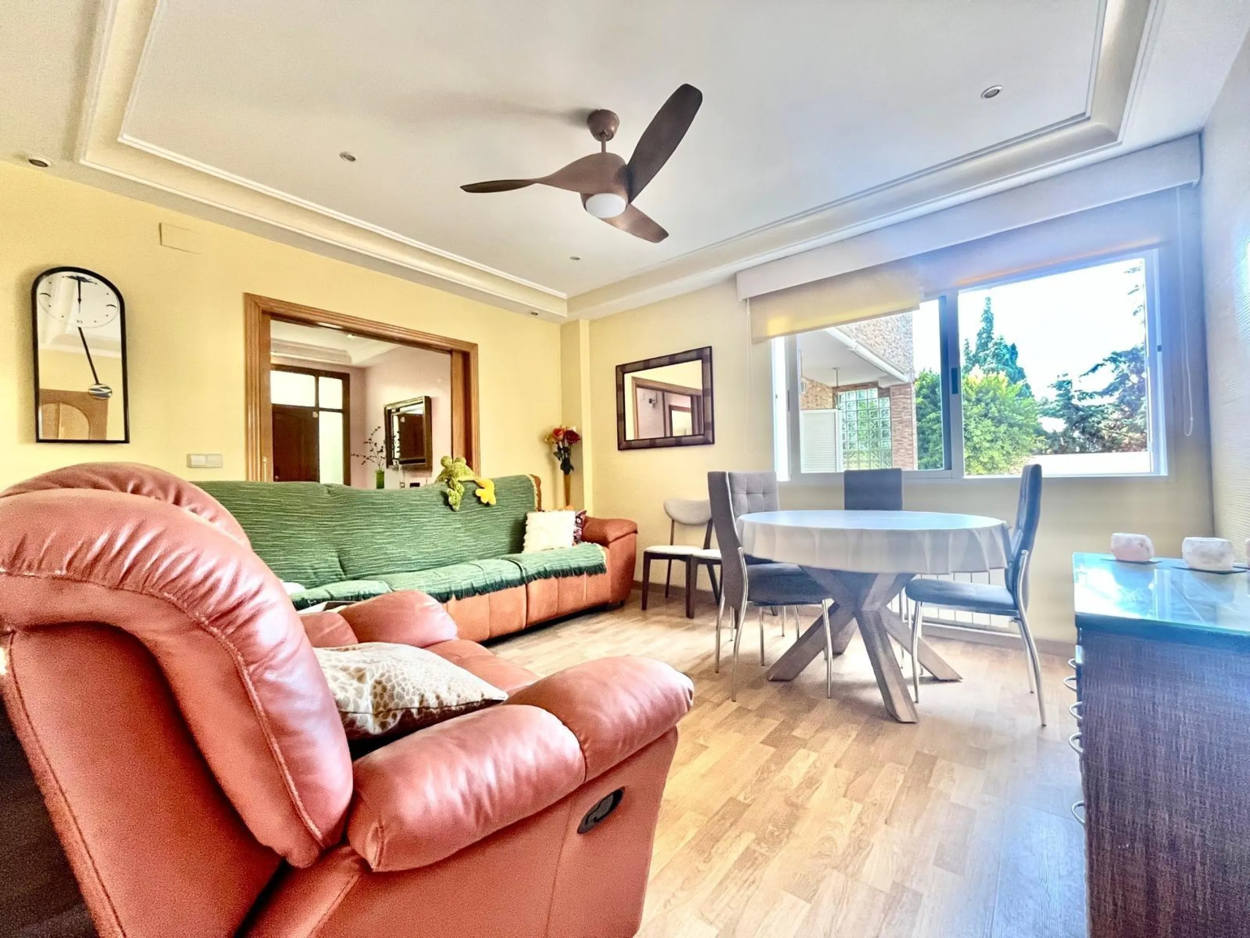 VILLA DE LUJO CON 780 M2 DE PARCELA Y A 100 METROS DE PLAYA LA MATA. 4 DORM. 4 BAÑOS. 291 M2 DE CASA.