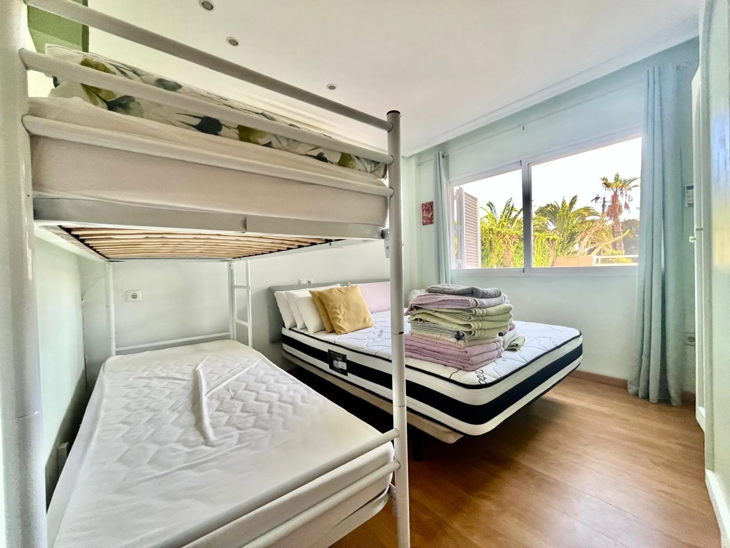 VILLA DE LUJO CON 780 M2 DE PARCELA Y A 100 METROS DE PLAYA LA MATA. 4 DORM. 4 BAÑOS. 291 M2 DE CASA.
