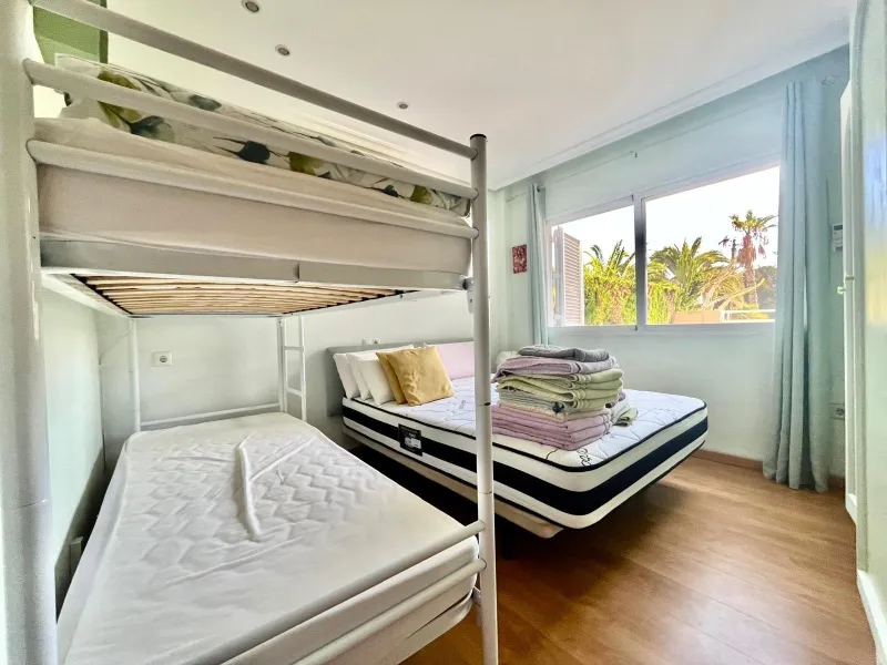 VILLA DE LUJO CON 780 M2 DE PARCELA Y A 100 METROS DE PLAYA LA MATA. 4 DORM. 4 BAÑOS. 291 M2 DE CASA.