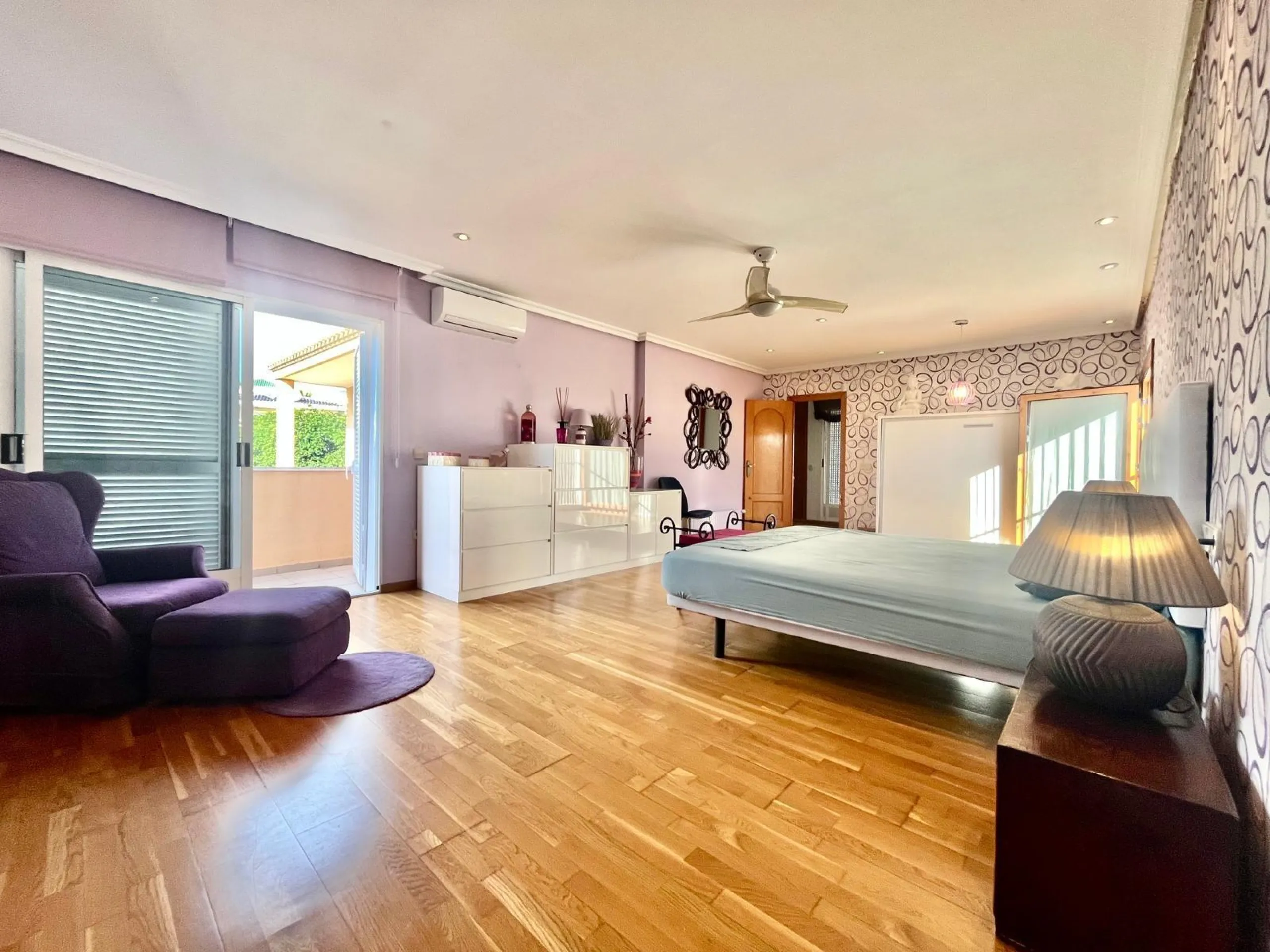VILLA DE LUJO CON 780 M2 DE PARCELA Y A 100 METROS DE PLAYA LA MATA. 4 DORM. 4 BAÑOS. 291 M2 DE CASA.