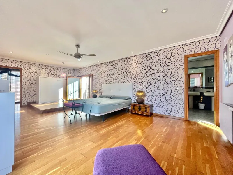 VILLA DE LUJO CON 780 M2 DE PARCELA Y A 100 METROS DE PLAYA LA MATA. 4 DORM. 4 BAÑOS. 291 M2 DE CASA.