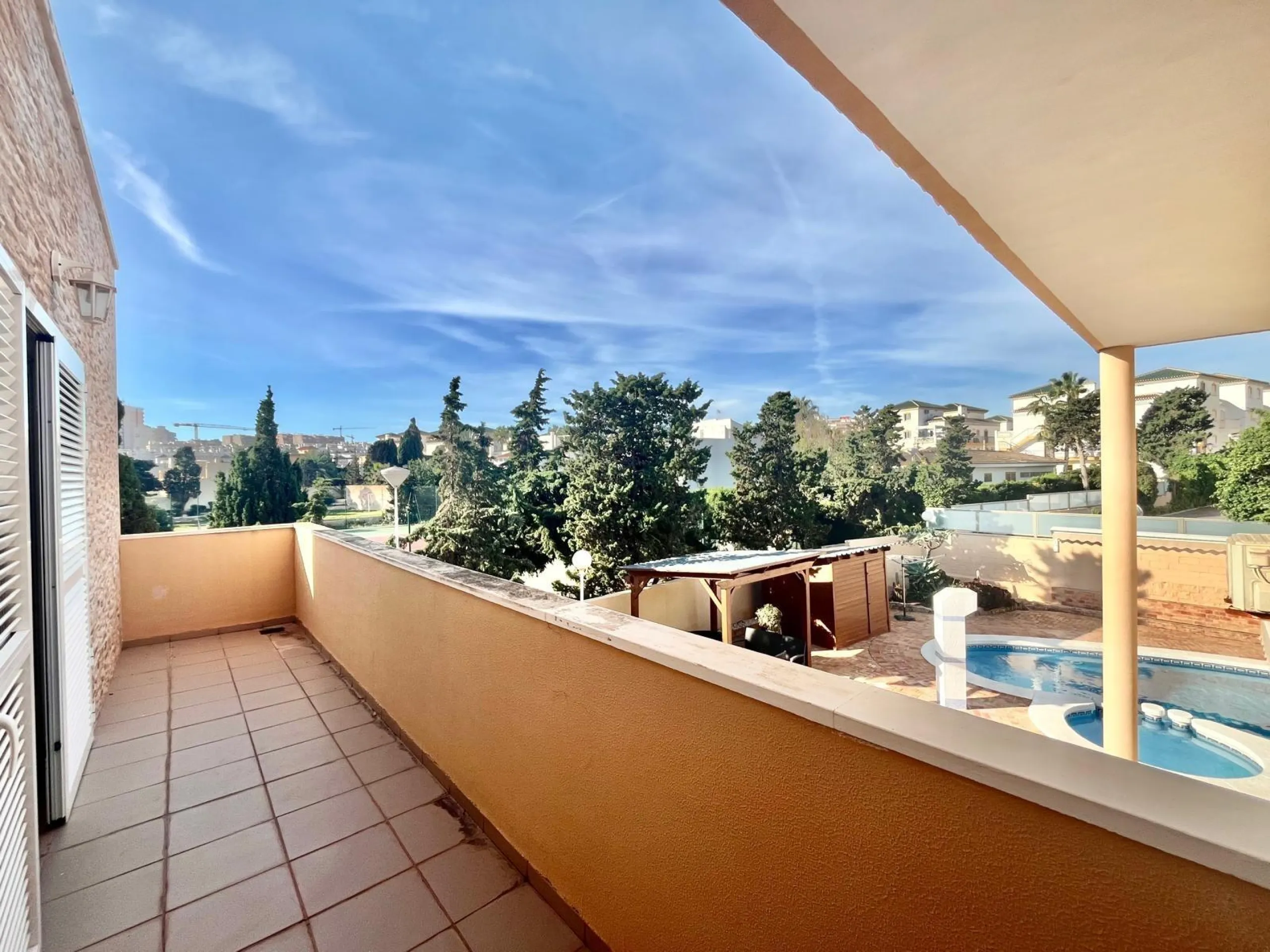 VILLA DE LUJO CON 780 M2 DE PARCELA Y A 100 METROS DE PLAYA LA MATA. 4 DORM. 4 BAÑOS. 291 M2 DE CASA.