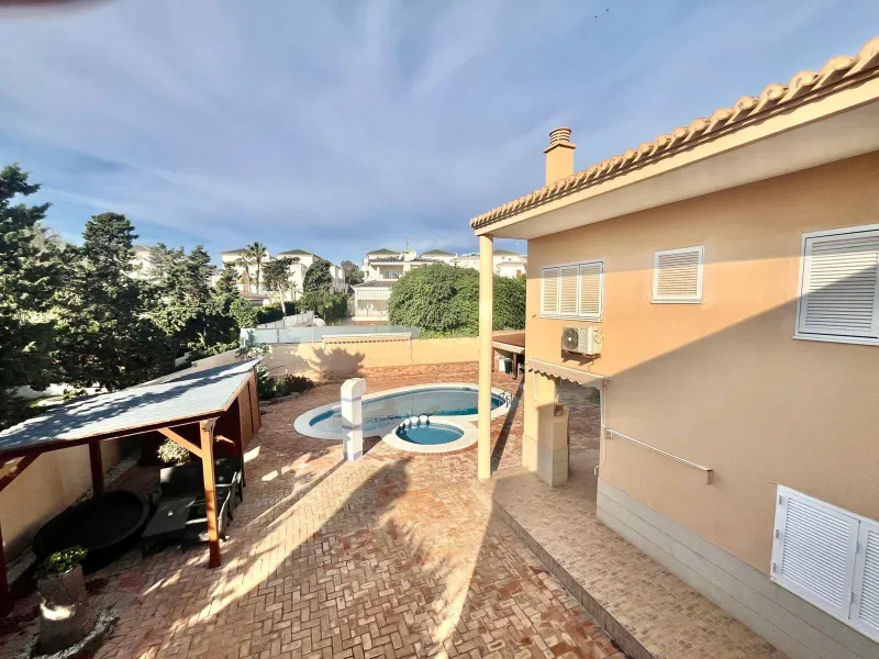 VILLA DE LUJO CON 780 M2 DE PARCELA Y A 100 METROS DE PLAYA LA MATA. 4 DORM. 4 BAÑOS. 291 M2 DE CASA.