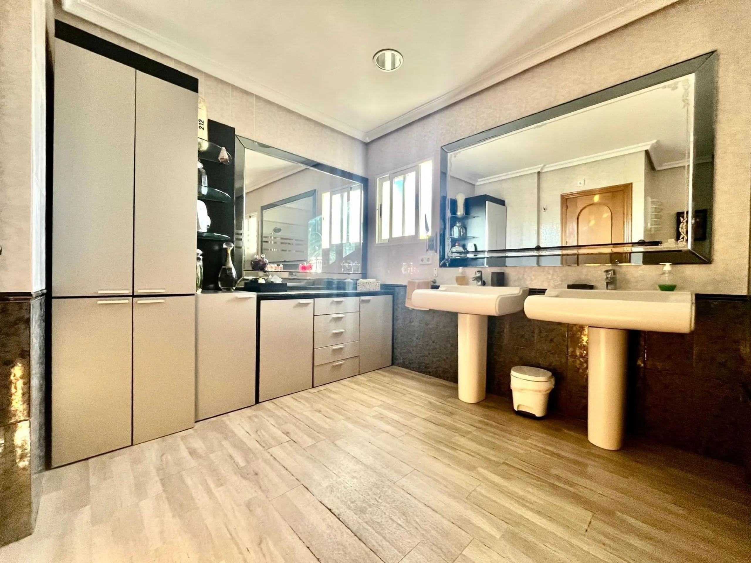 VILLA DE LUJO CON 780 M2 DE PARCELA Y A 100 METROS DE PLAYA LA MATA. 4 DORM. 4 BAÑOS. 291 M2 DE CASA.