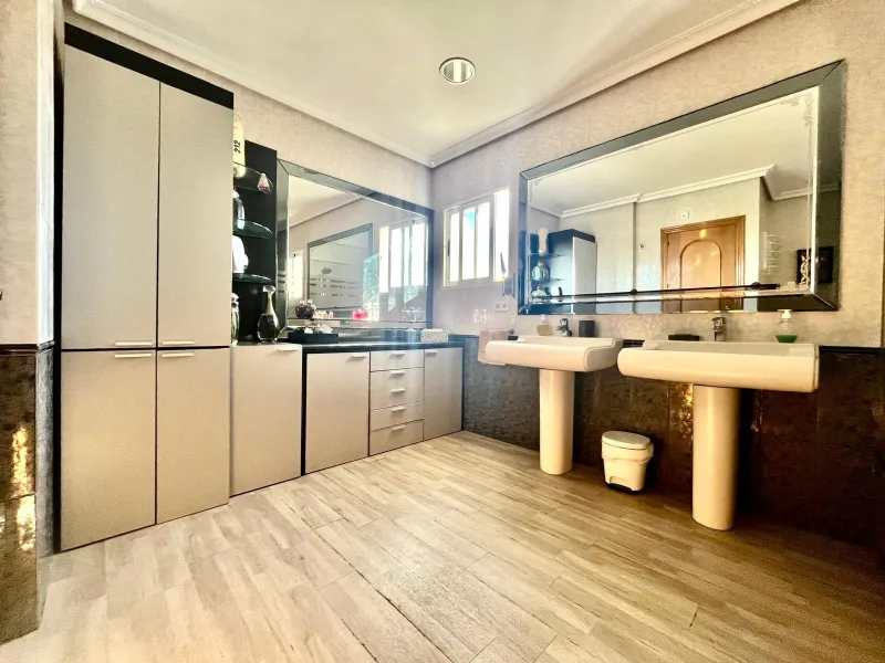 VILLA DE LUJO CON 780 M2 DE PARCELA Y A 100 METROS DE PLAYA LA MATA. 4 DORM. 4 BAÑOS. 291 M2 DE CASA.
