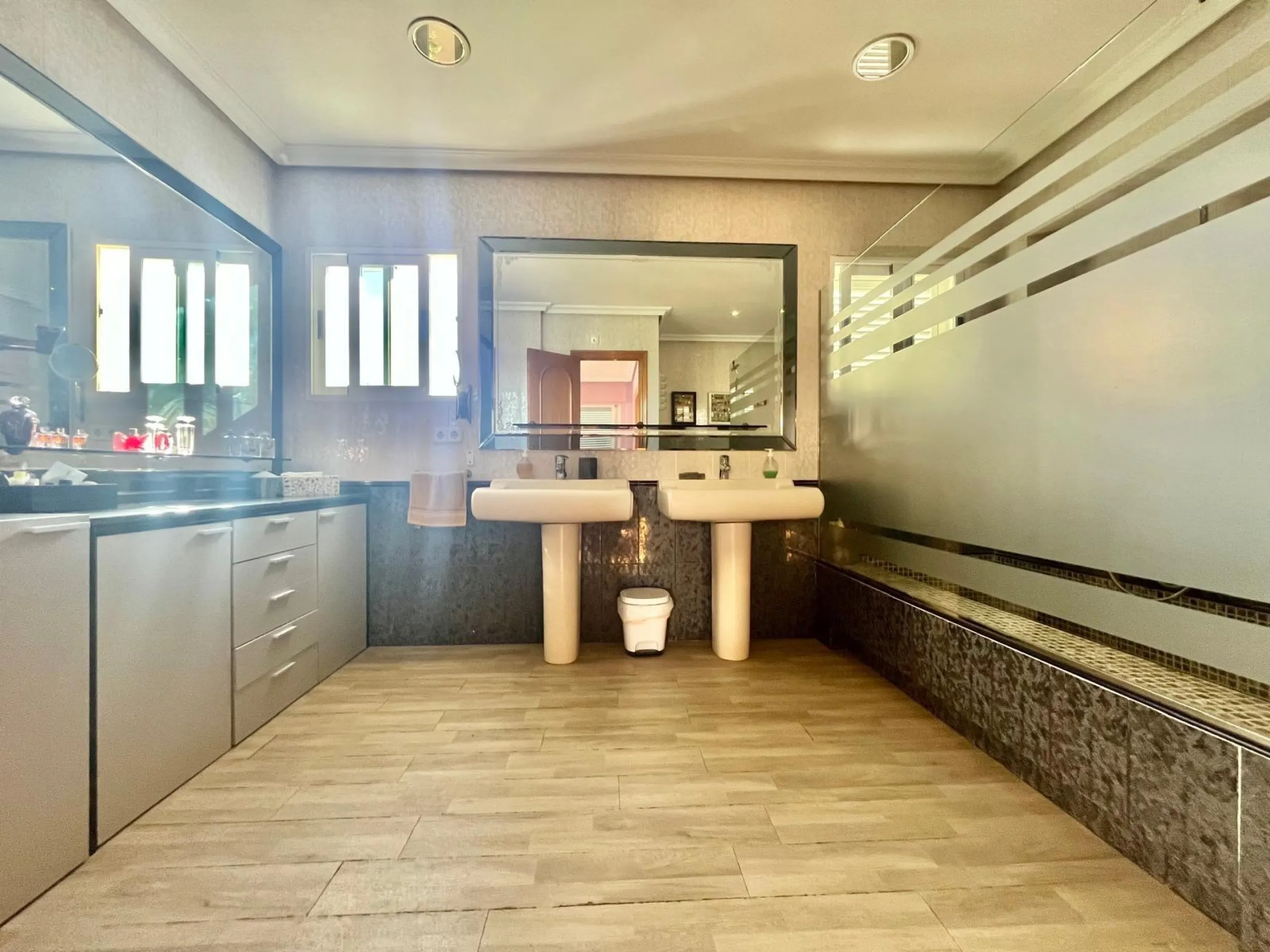 VILLA DE LUJO CON 780 M2 DE PARCELA Y A 100 METROS DE PLAYA LA MATA. 4 DORM. 4 BAÑOS. 291 M2 DE CASA.