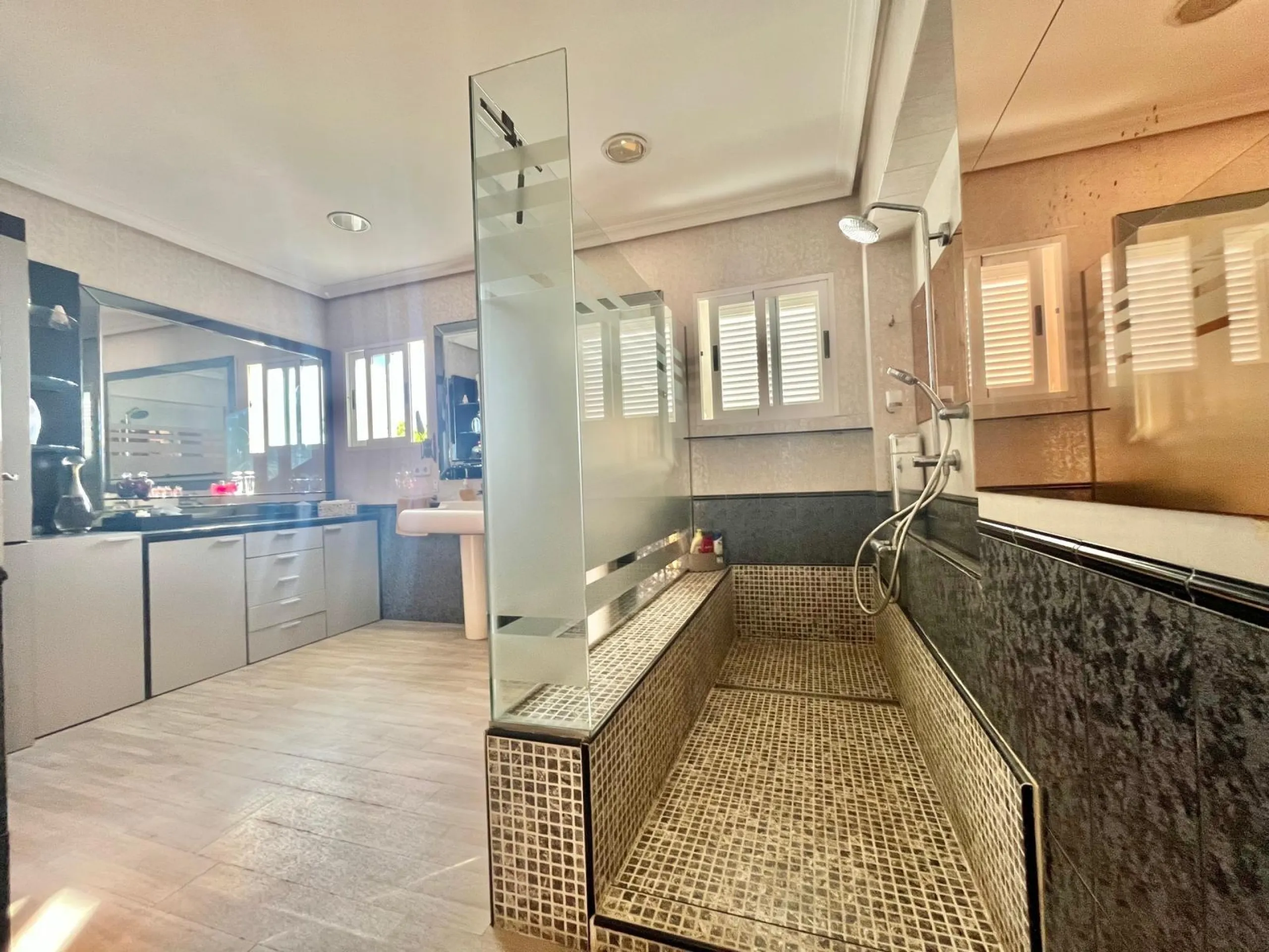 VILLA DE LUJO CON 780 M2 DE PARCELA Y A 100 METROS DE PLAYA LA MATA. 4 DORM. 4 BAÑOS. 291 M2 DE CASA.