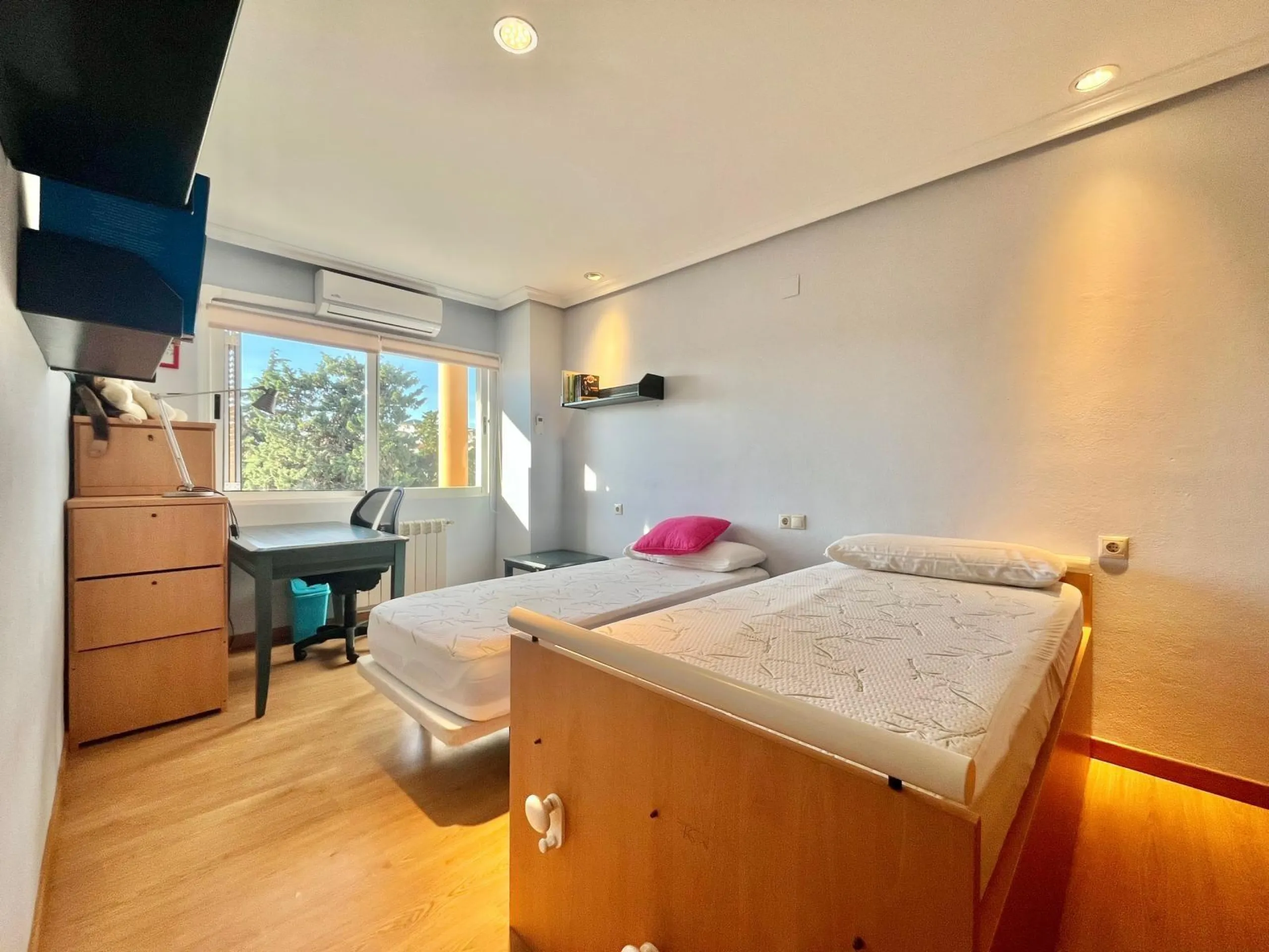 VILLA DE LUJO CON 780 M2 DE PARCELA Y A 100 METROS DE PLAYA LA MATA. 4 DORM. 4 BAÑOS. 291 M2 DE CASA.