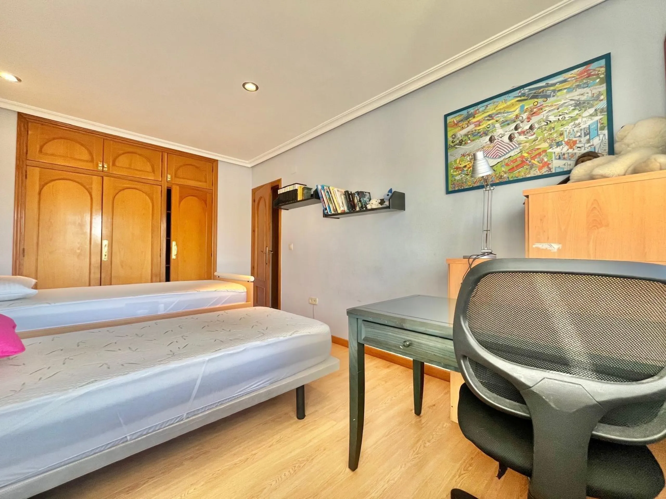 VILLA DE LUJO CON 780 M2 DE PARCELA Y A 100 METROS DE PLAYA LA MATA. 4 DORM. 4 BAÑOS. 291 M2 DE CASA.