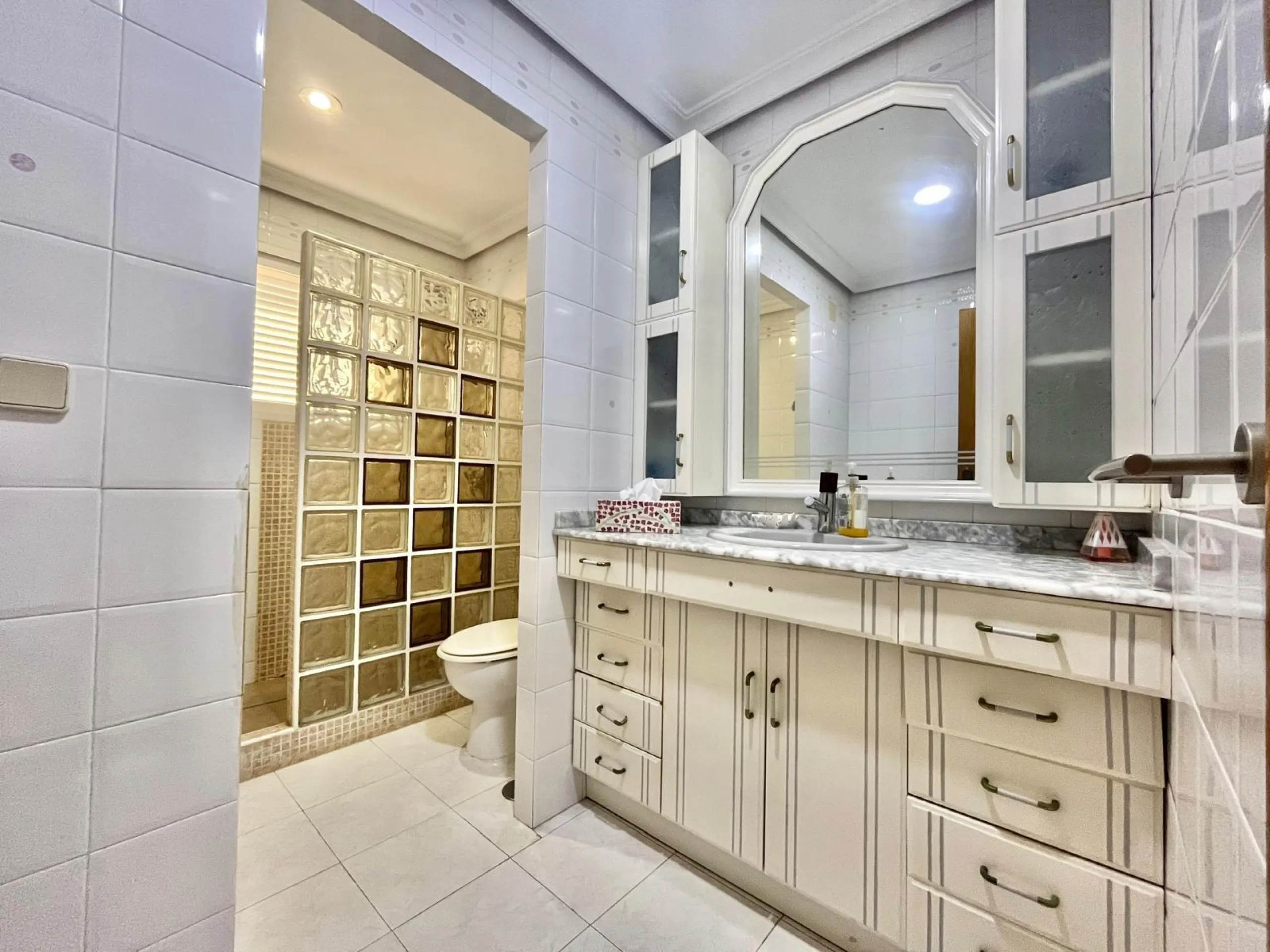 VILLA DE LUJO CON 780 M2 DE PARCELA Y A 100 METROS DE PLAYA LA MATA. 4 DORM. 4 BAÑOS. 291 M2 DE CASA.