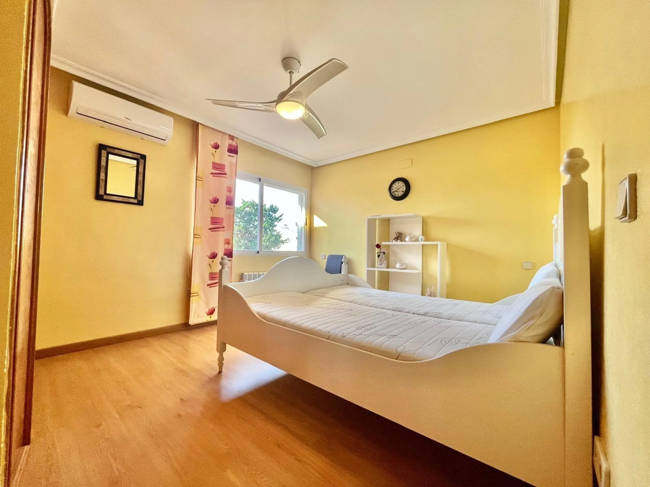VILLA DE LUJO CON 780 M2 DE PARCELA Y A 100 METROS DE PLAYA LA MATA. 4 DORM. 4 BAÑOS. 291 M2 DE CASA.