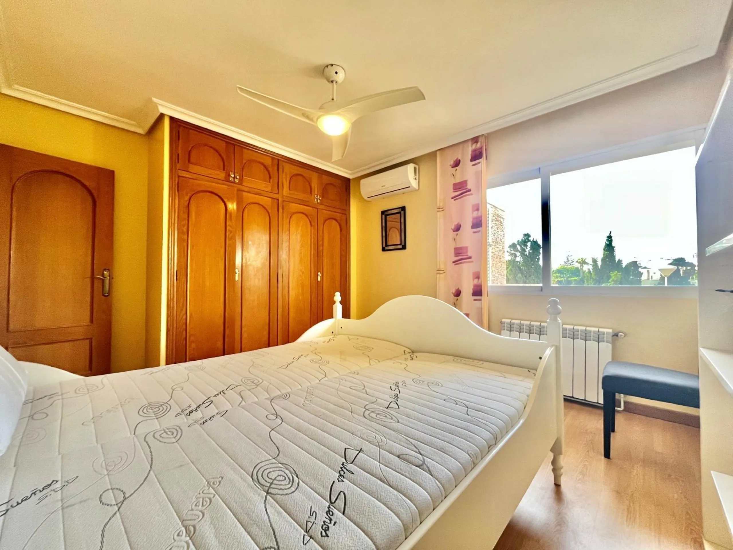 VILLA DE LUJO CON 780 M2 DE PARCELA Y A 100 METROS DE PLAYA LA MATA. 4 DORM. 4 BAÑOS. 291 M2 DE CASA.