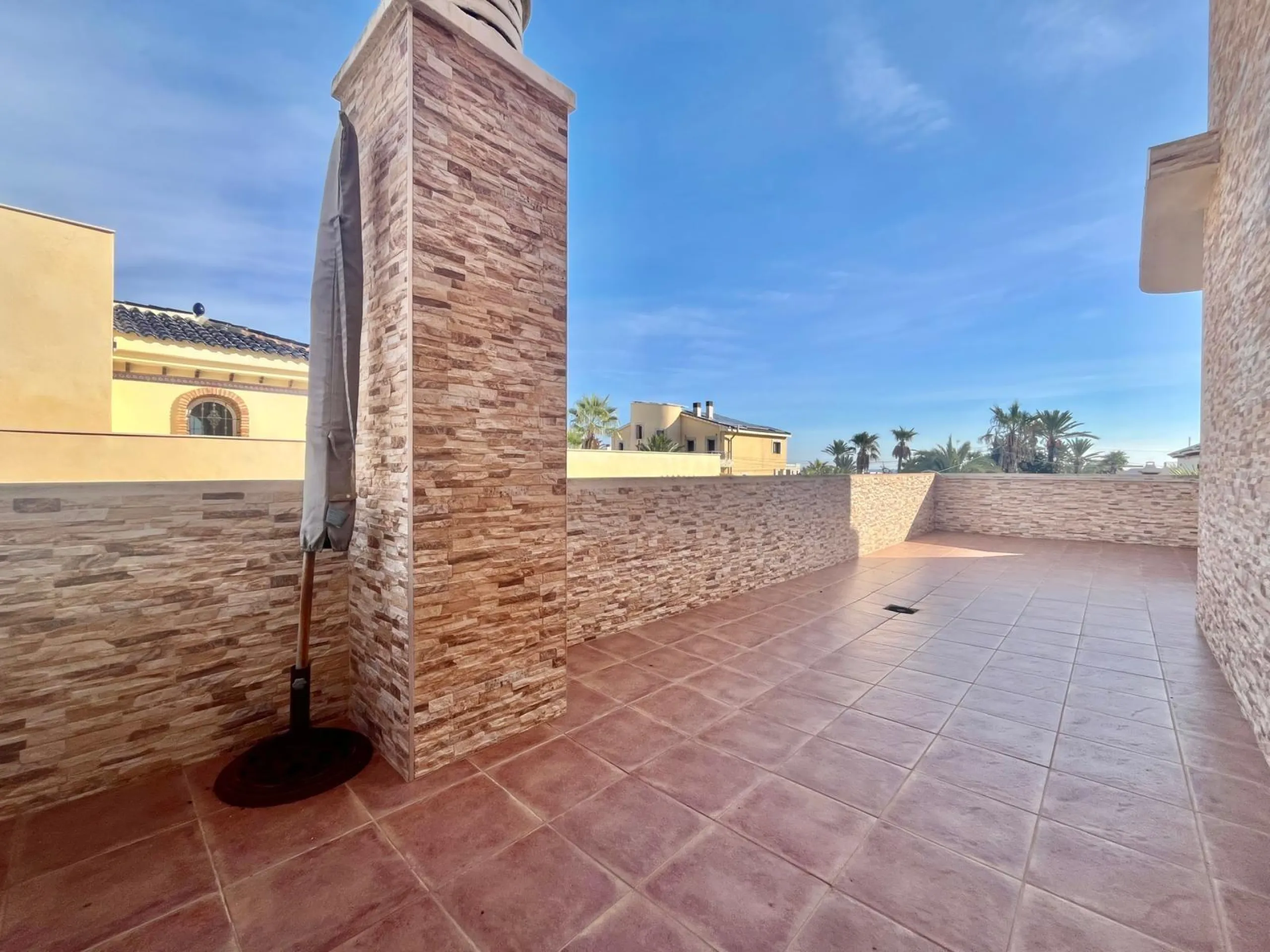 VILLA DE LUJO CON 780 M2 DE PARCELA Y A 100 METROS DE PLAYA LA MATA. 4 DORM. 4 BAÑOS. 291 M2 DE CASA.
