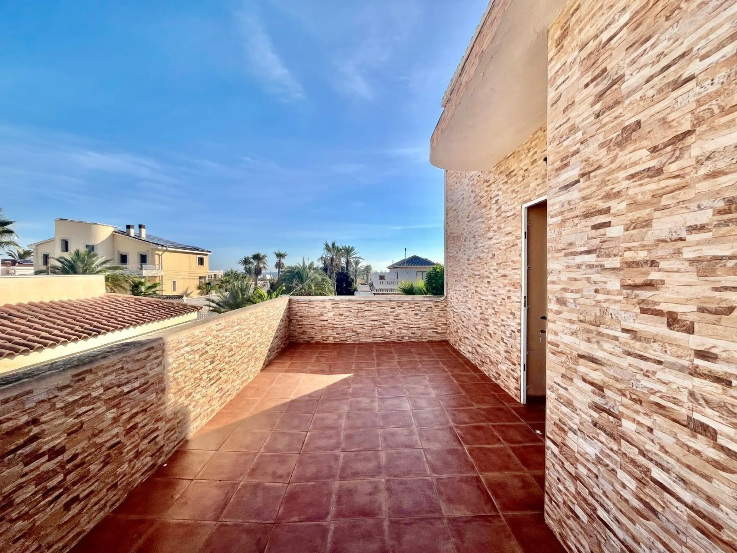 VILLA DE LUJO CON 780 M2 DE PARCELA Y A 100 METROS DE PLAYA LA MATA. 4 DORM. 4 BAÑOS. 291 M2 DE CASA.