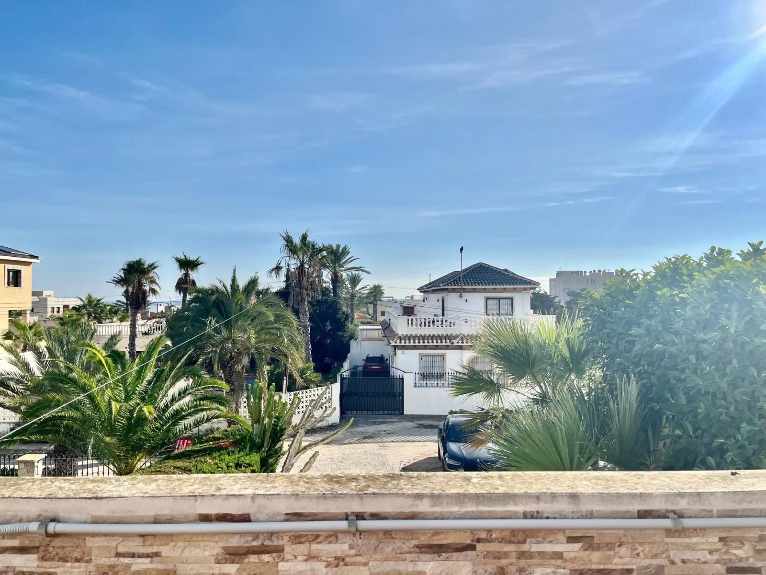 VILLA DE LUJO CON 780 M2 DE PARCELA Y A 100 METROS DE PLAYA LA MATA. 4 DORM. 4 BAÑOS. 291 M2 DE CASA.